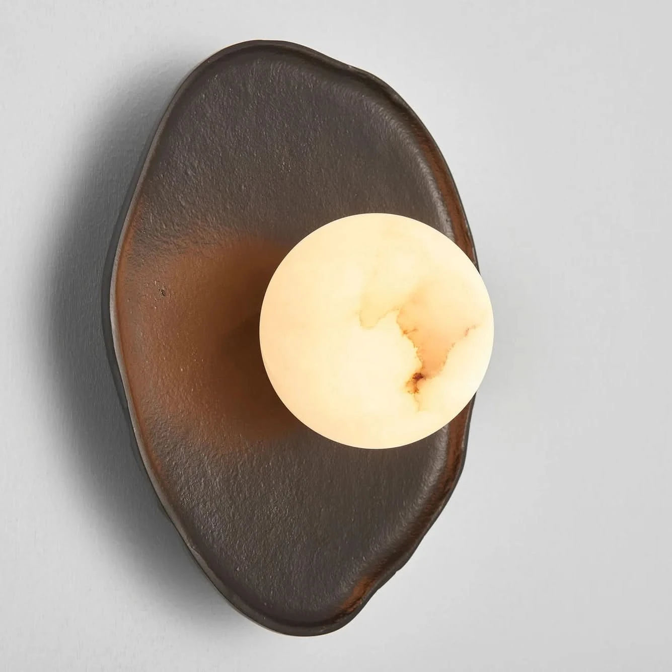 The Grand Collection Wandleuchte Jules – Aluminium | Alabaster | Bronze & Weiß Wandlampe The Grand Collection