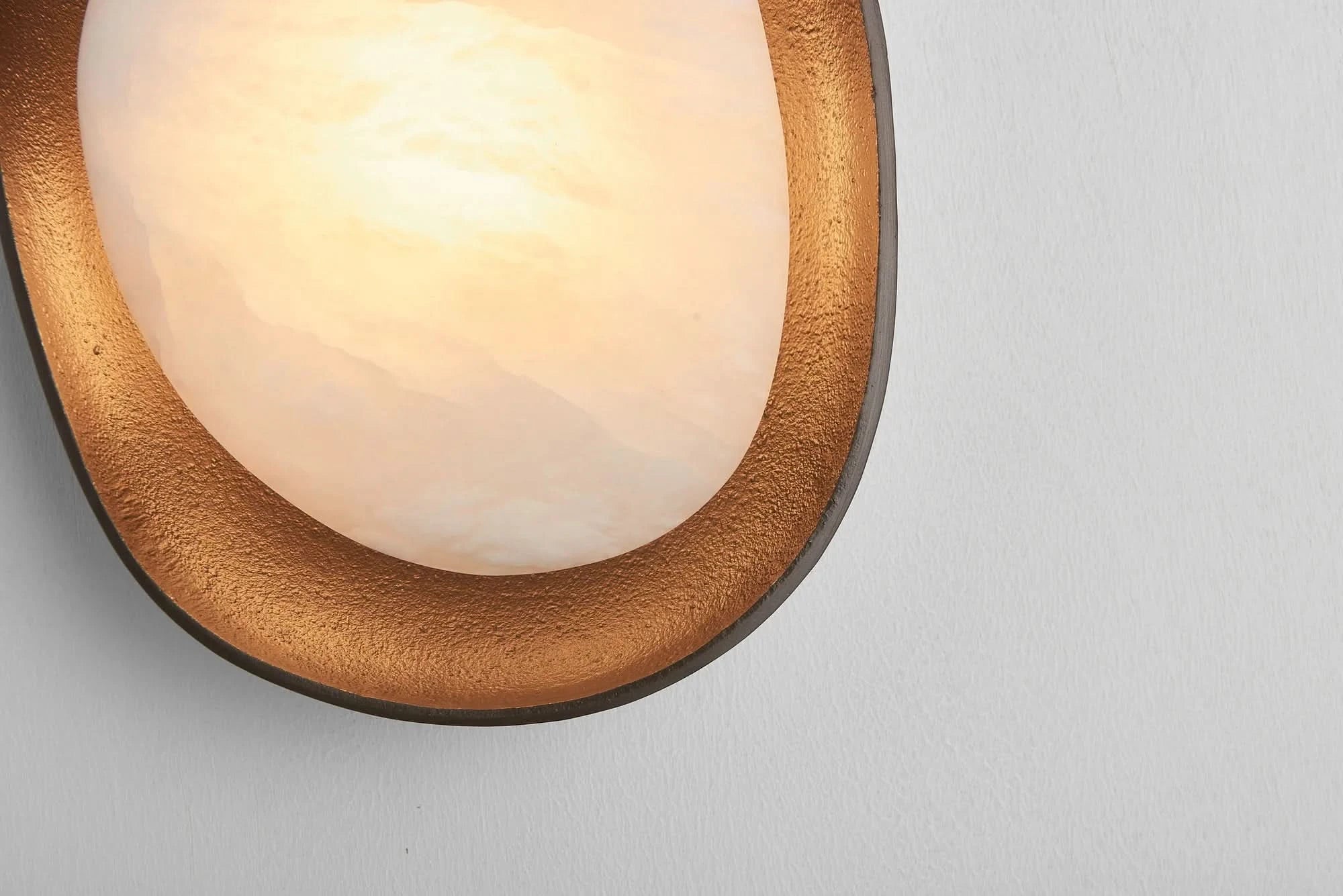 The Grand Collection Wandleuchte Cadey – Aluminium | Alabaster | Bronze oder Weiß Wandlampe The Grand Collection