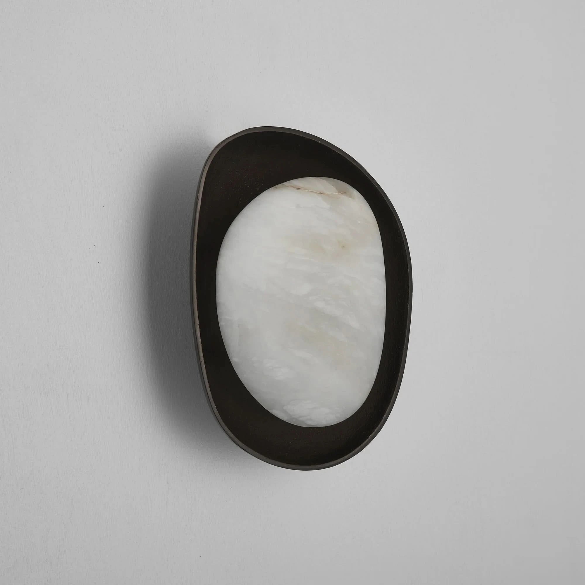 The Grand Collection Wandleuchte Cadey – Aluminium | Alabaster | Bronze oder Weiß Wandlampe The Grand Collection