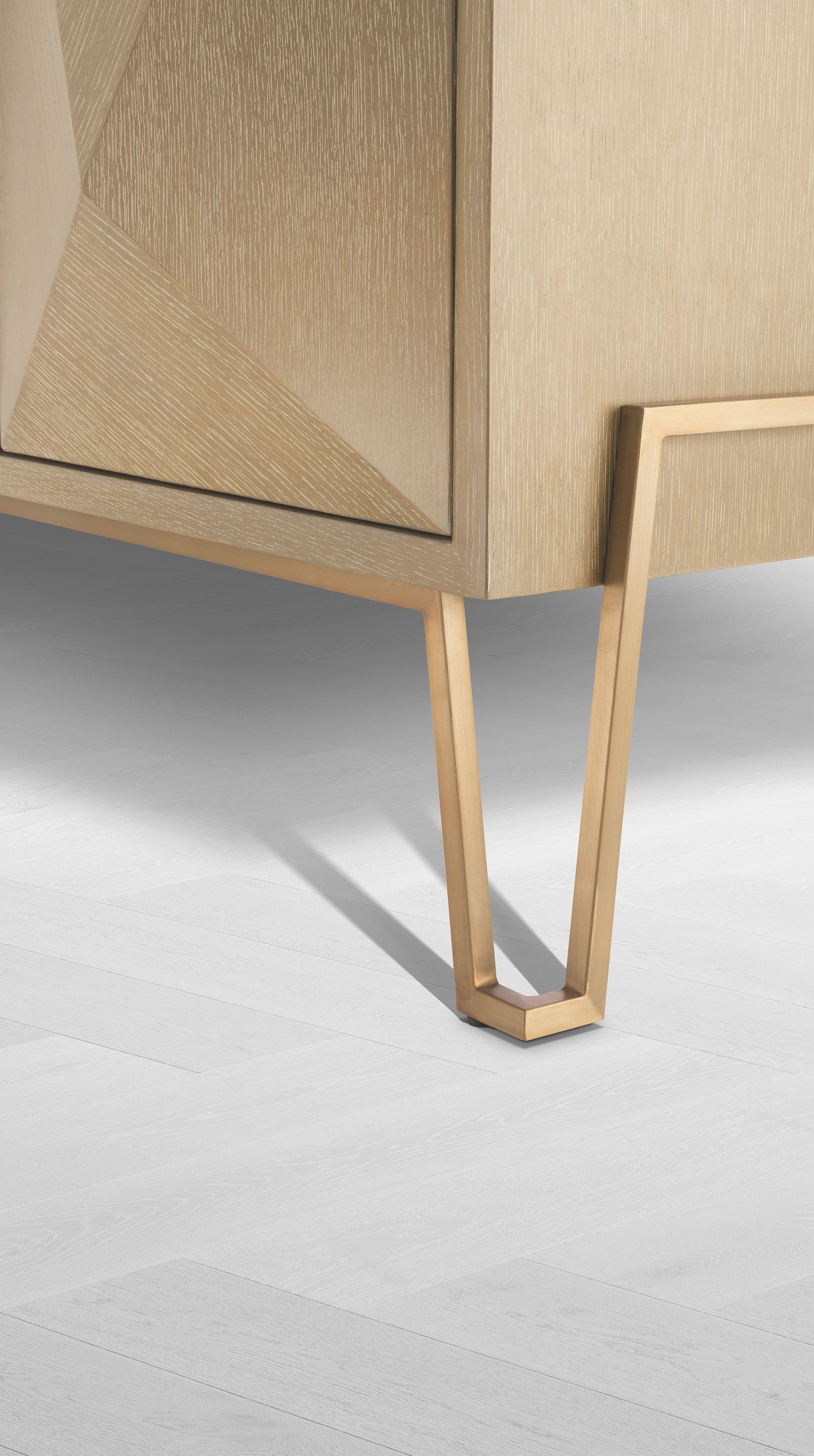 Eichholtz Kommode Highland – Eichenfurnier Hell | Gebürstetes Messing Sideboard Eichholtz