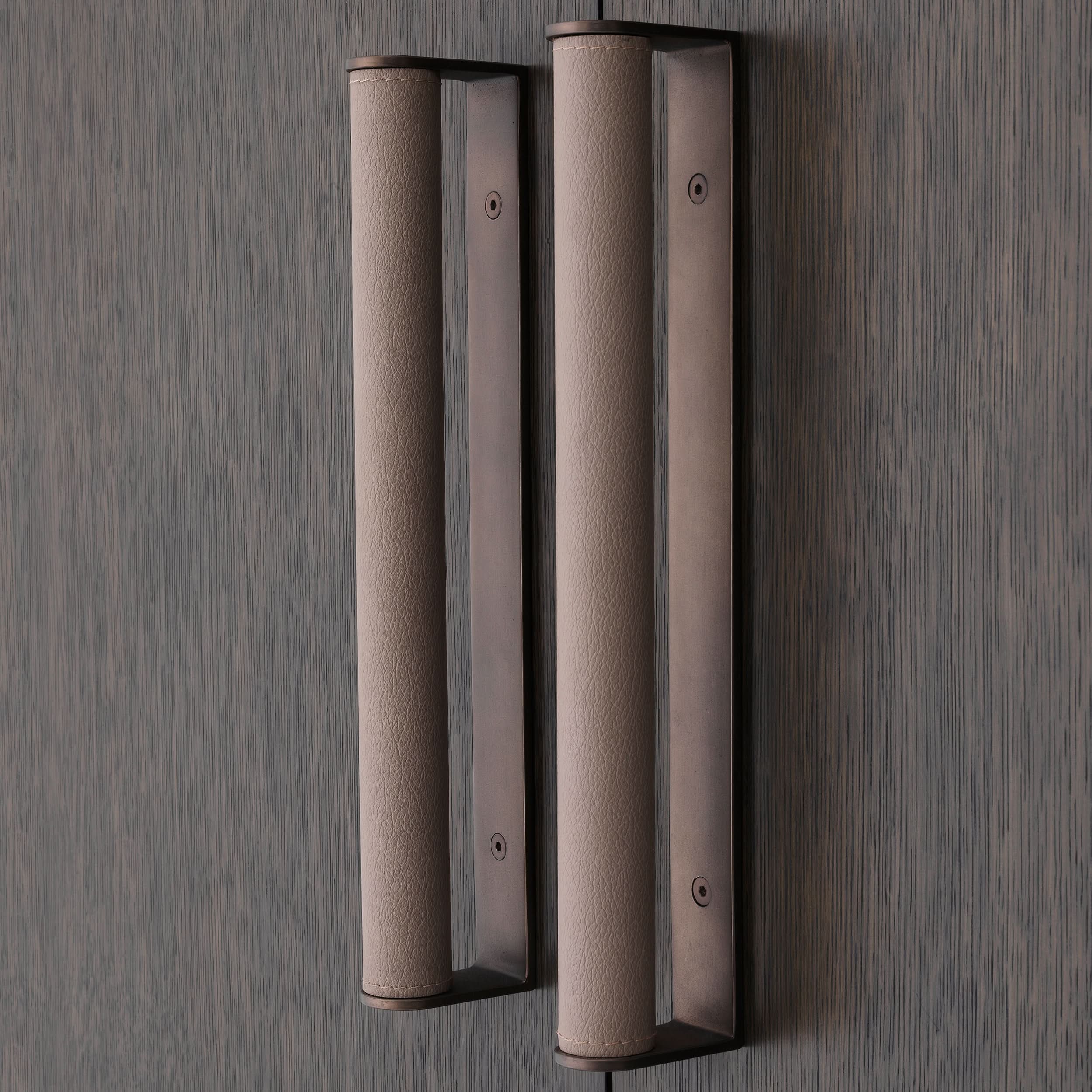 Eichholtz Barschrank Harrison – Mocha Eichenfurnier | Mittelbronze-Finish | Griffe in grauer Lederoptik Barschrank Eichholtz