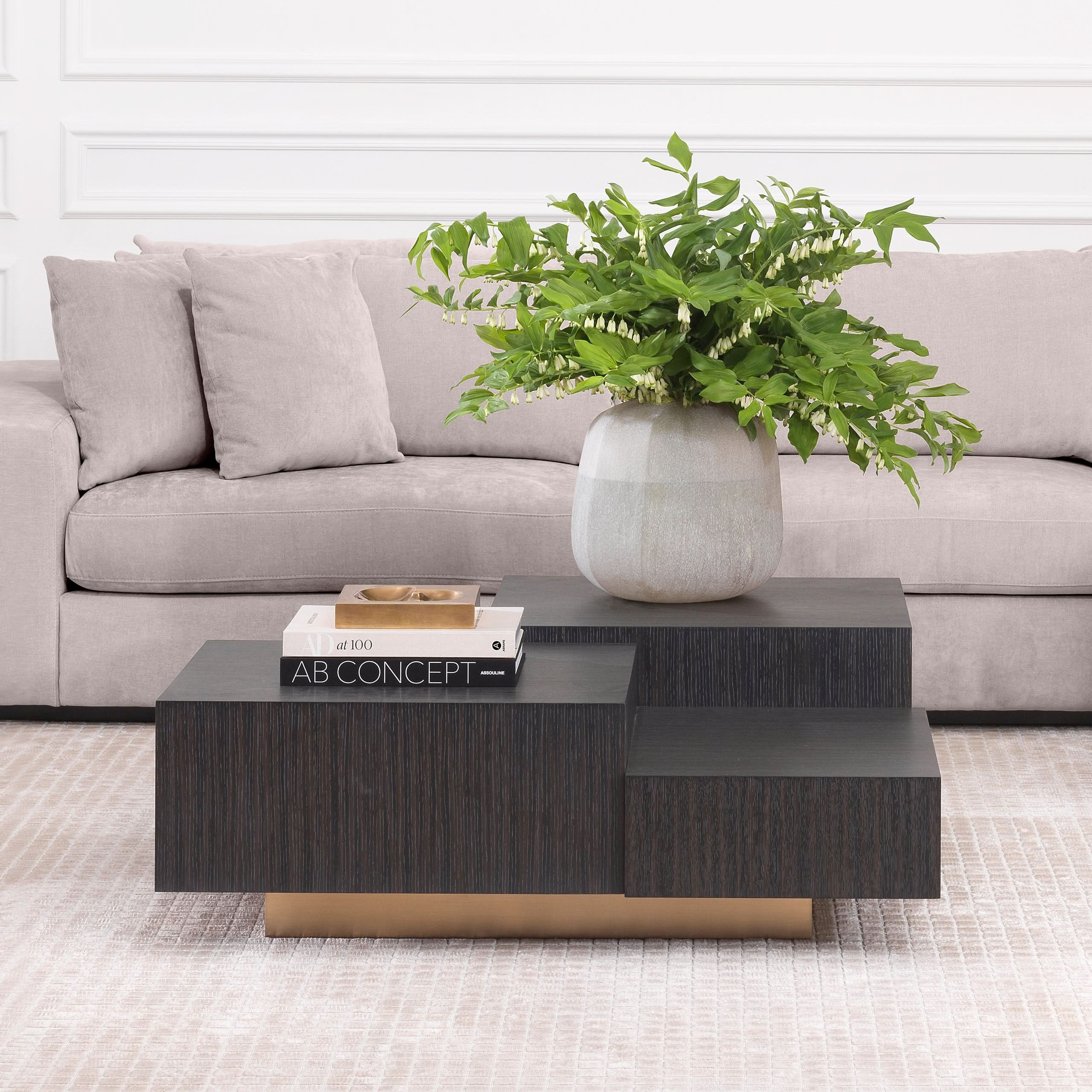 Eichholtz Couchtisch Nerone – Eichenfurnier Anthrazitgrau mit Messingakzenten Couchtisch eckig Eichholtz