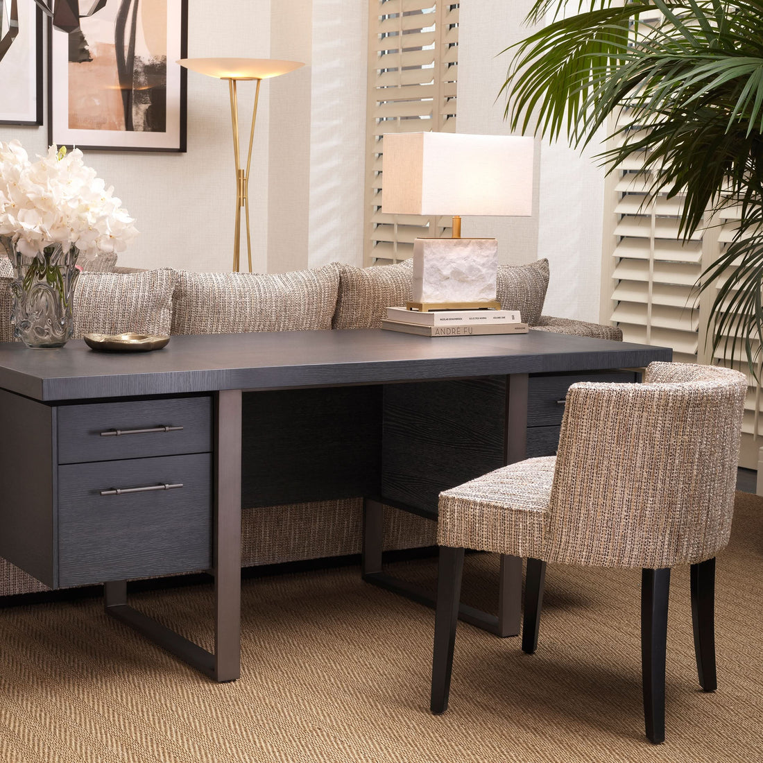 Eichholtz Tischleuchte Newton S – Antik-Messing-Finish | Weißer Marmor Tischlampe Eichholtz