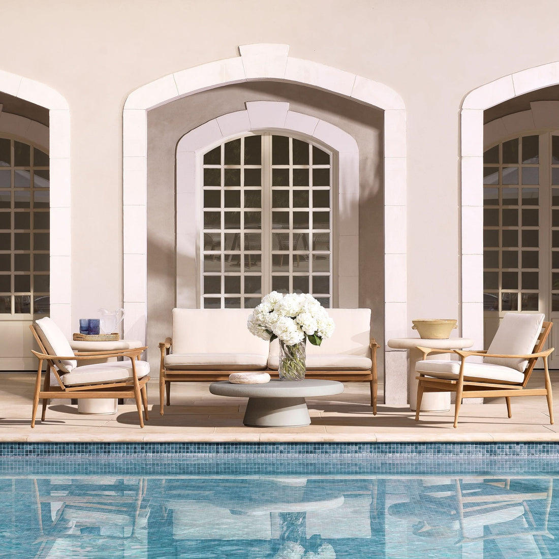 Eichholtz Outdoor Couchtisch Cleon – Glattes Grau | Glasfaserverstärkter Beton Outdoor Couchtisch rund Eichholtz