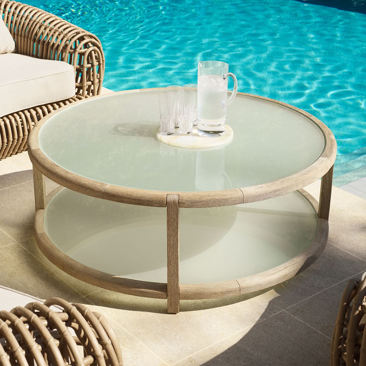 Eichholtz Outdoor Couchtisch Anthony – Gealtertes Teakholz | Milchglas Outdoor Couchtisch rund Eichholtz