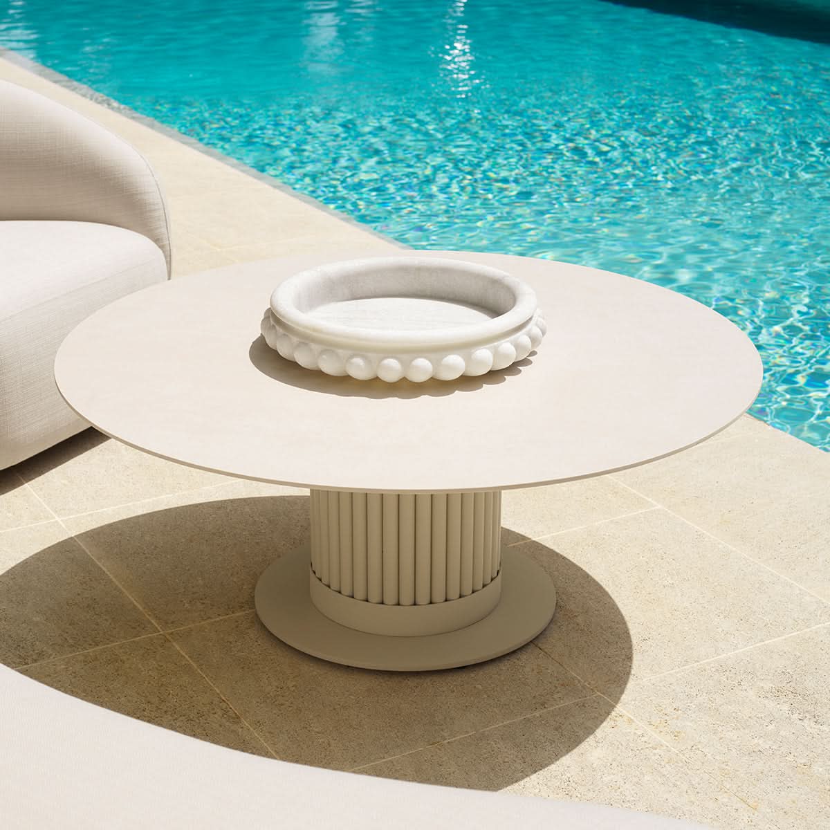 Eichholtz Outdoor Couchtisch Volterra Round – Sand Finish | Cream Ceramic Top Outdoor Couchtisch rund Eichholtz