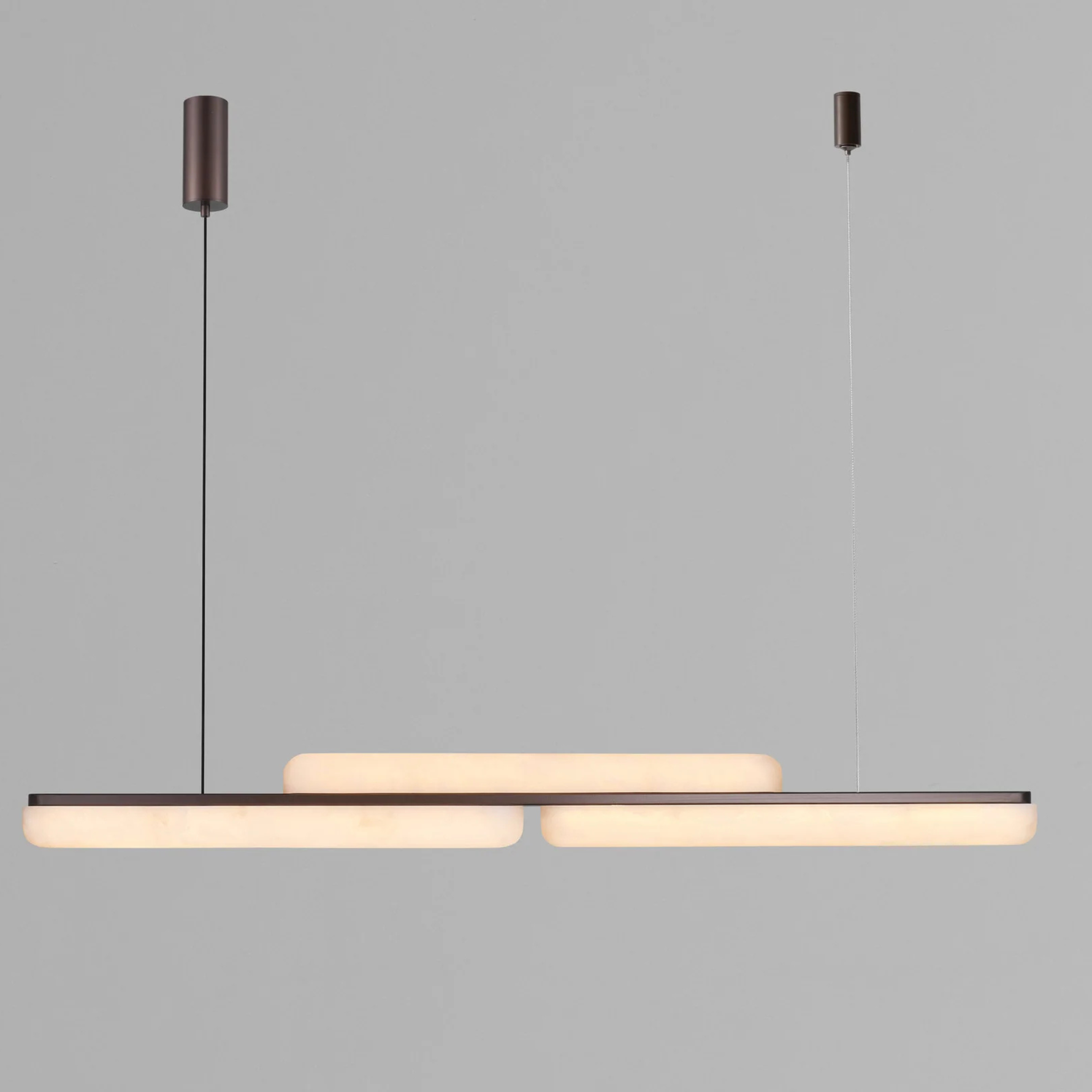 The Grand Collection Kronleuchter Loro – Bronze-Finish | Alabaster | Linear & Elegant Pendelleuchte The Grand Collection