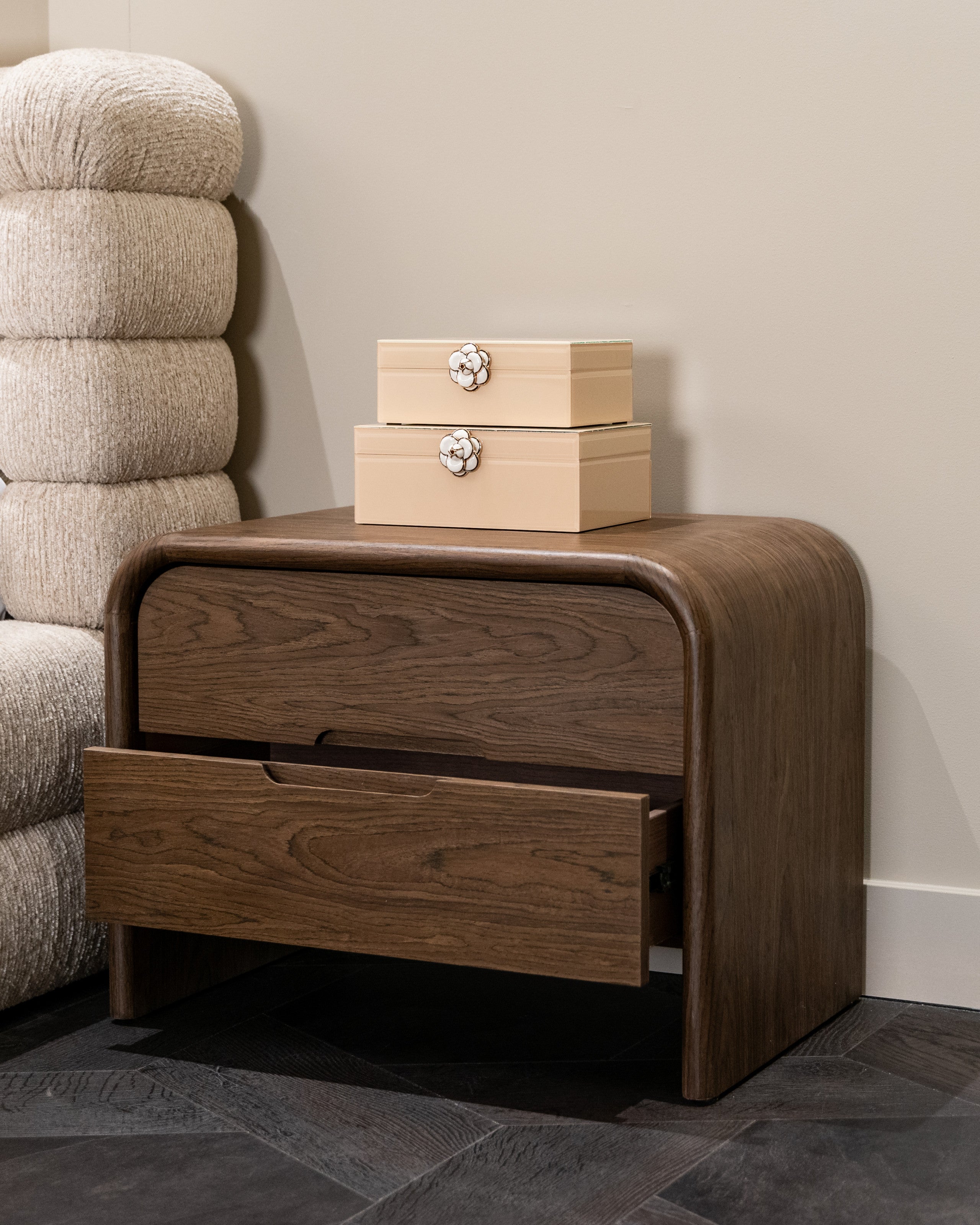 Stolik nocny Richmond Interiors Bedford brązowy 2-szuflady
