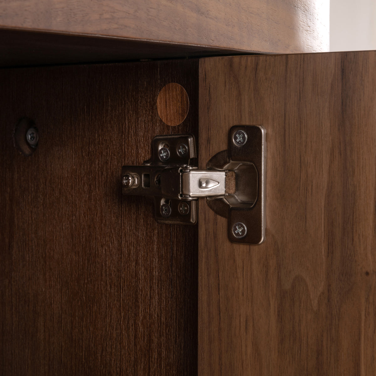 Richmond Interiors Vitrine Windsor walnut Richmond Interiors