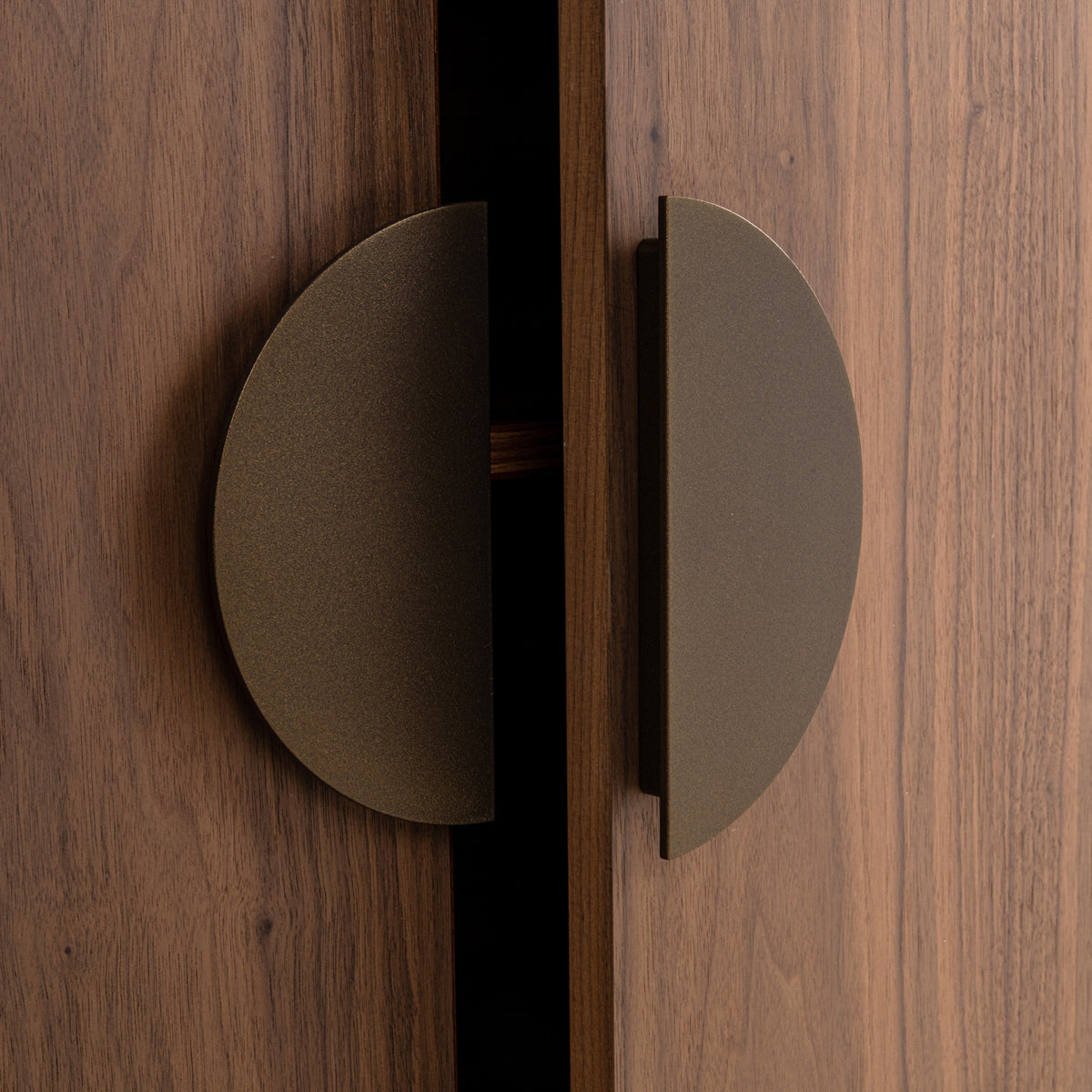 Richmond Interiors Vitrine Windsor walnut Richmond Interiors