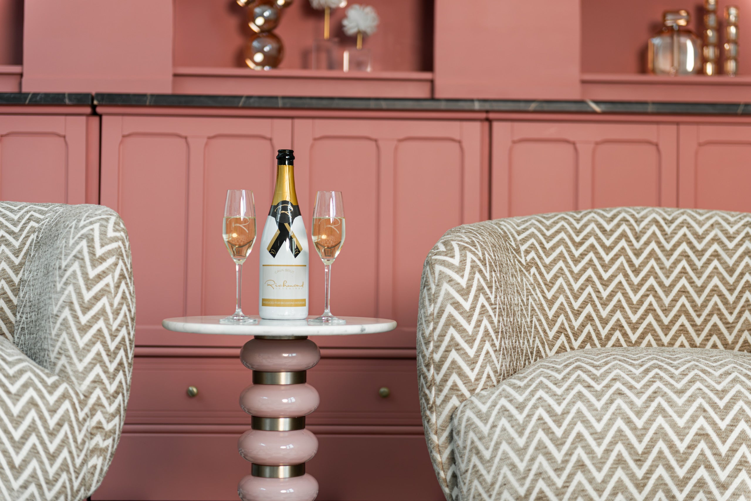 Richmond Interiors Lounge Stuhl Estelle sand chevron swivel Richmond Interiors