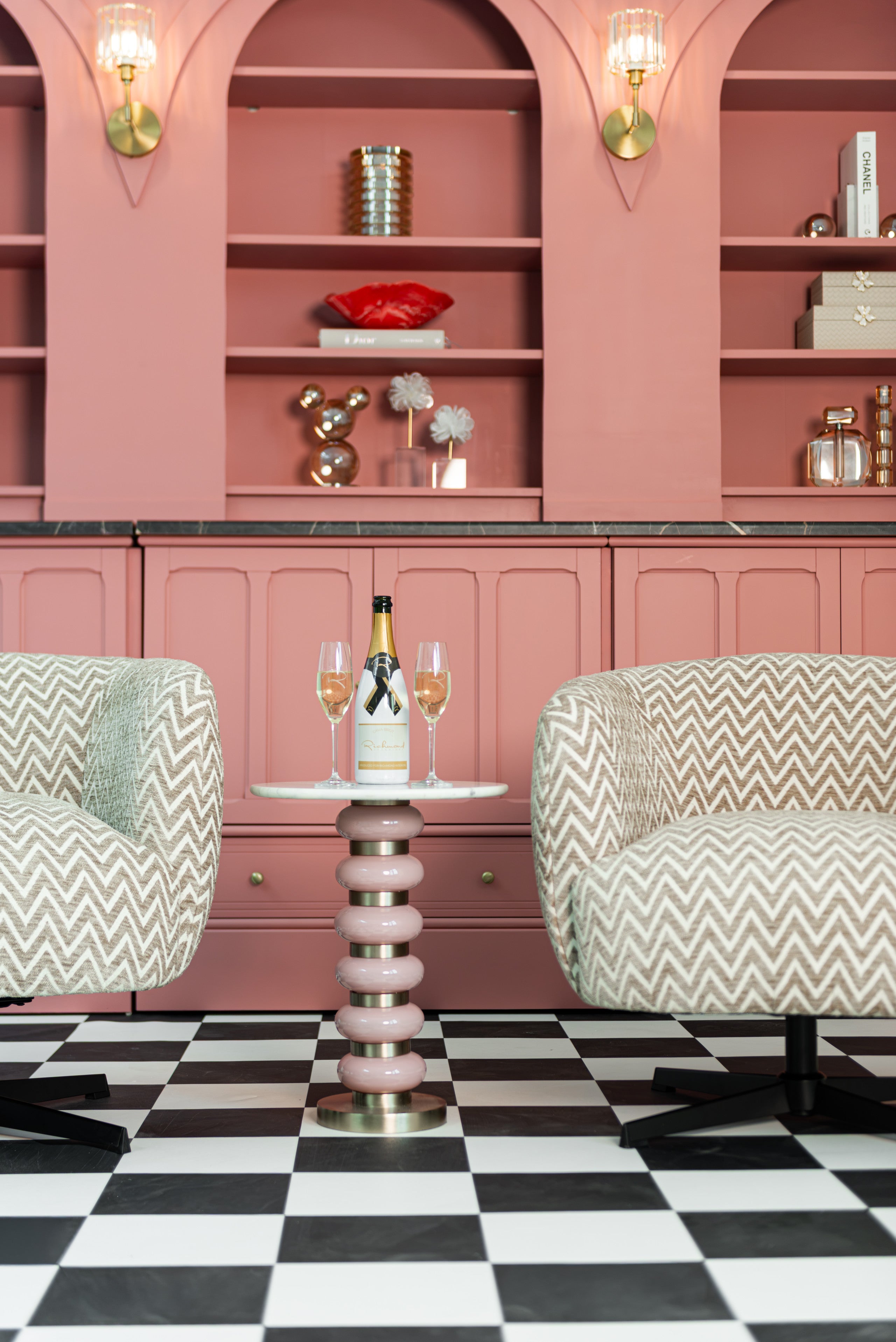 Richmond Interiors Lounge Stuhl Estelle sand chevron swivel Richmond Interiors