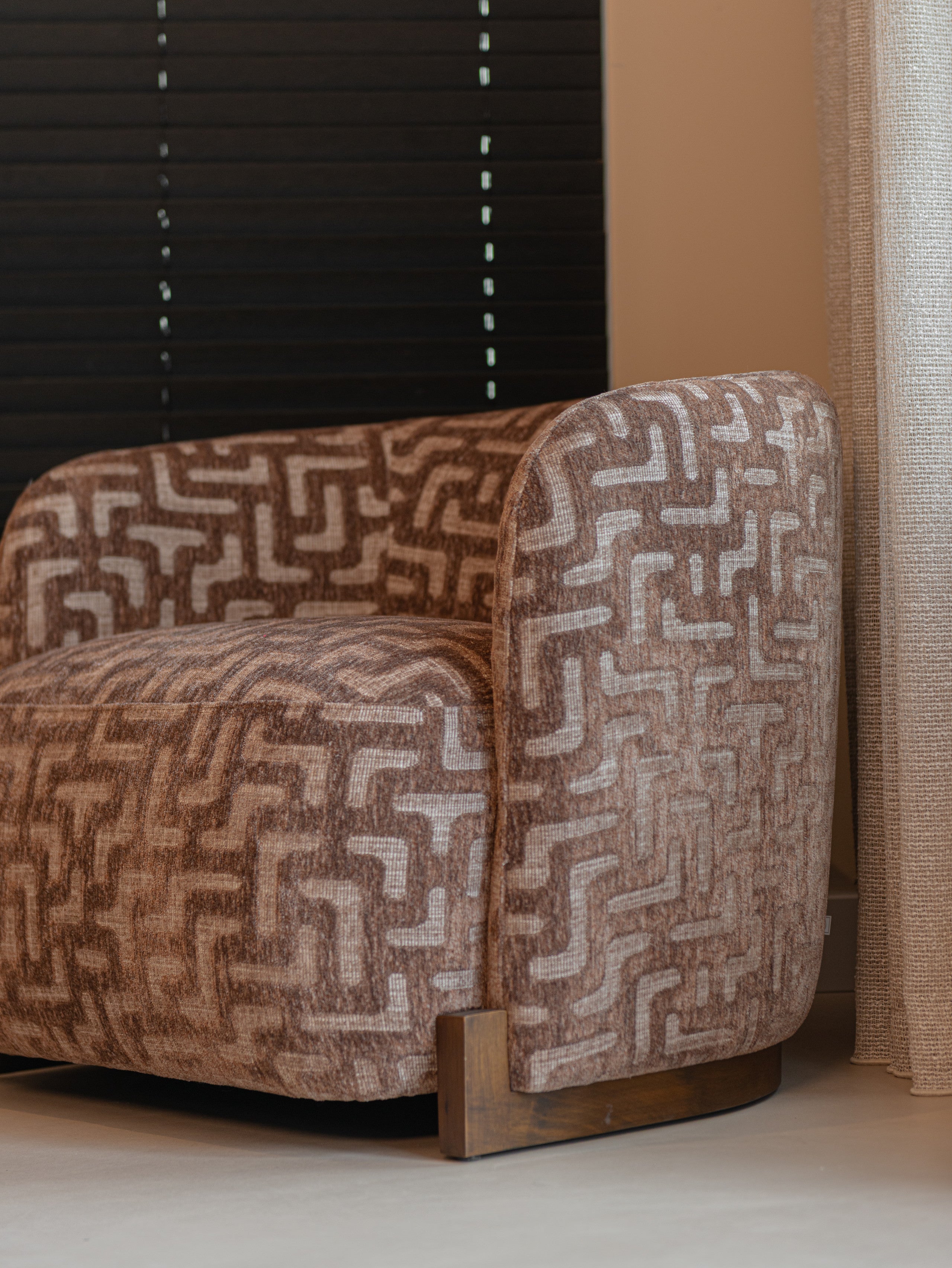 Richmond Interiors Lounge Stuhl Hannah brown labyrinth fire retardant Lounge Stuhl Richmond Interiors
