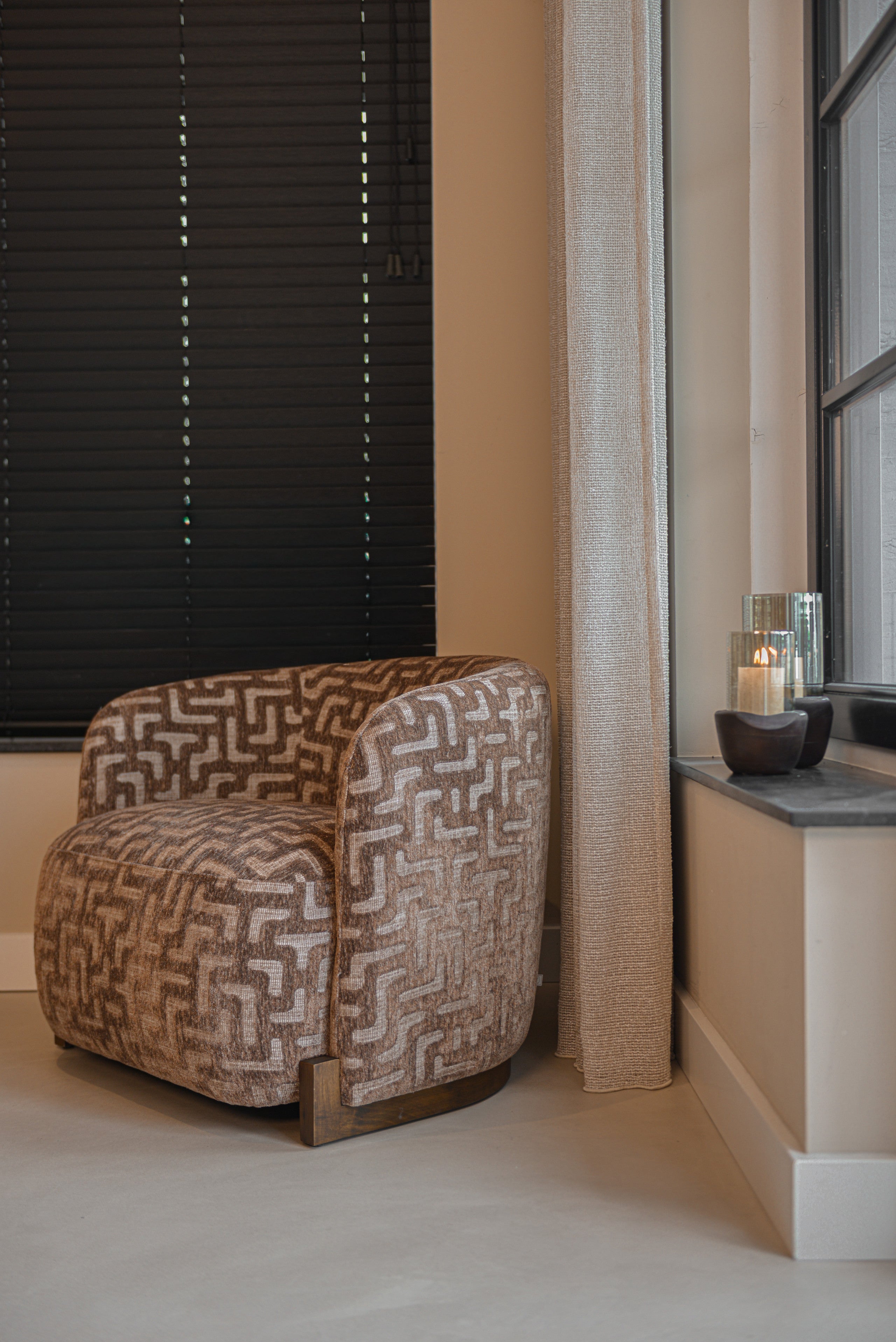 Richmond Interiors Lounge Stuhl Hannah brown labyrinth fire retardant Lounge Stuhl Richmond Interiors
