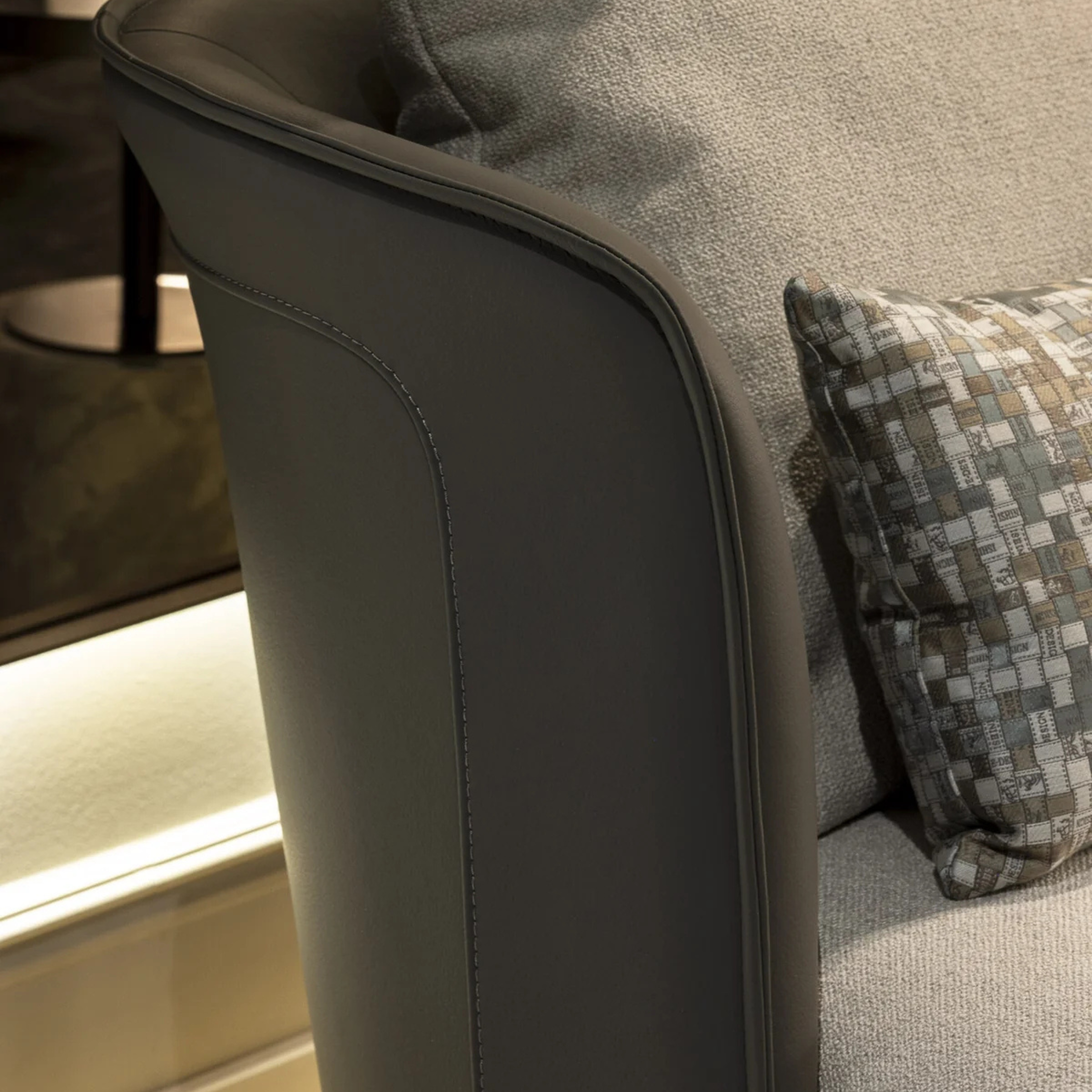 The Grand GREGORIO Drehbarer Loungesessel – Greige | Taupe Grau Drehsessel The Grand Collection
