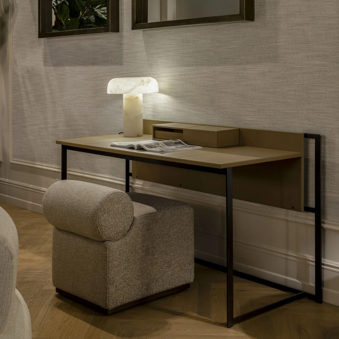 The Grand VOLTERRA Schreibtisch – Beige | Lederstruktur Schreibtisch The Grand Collection