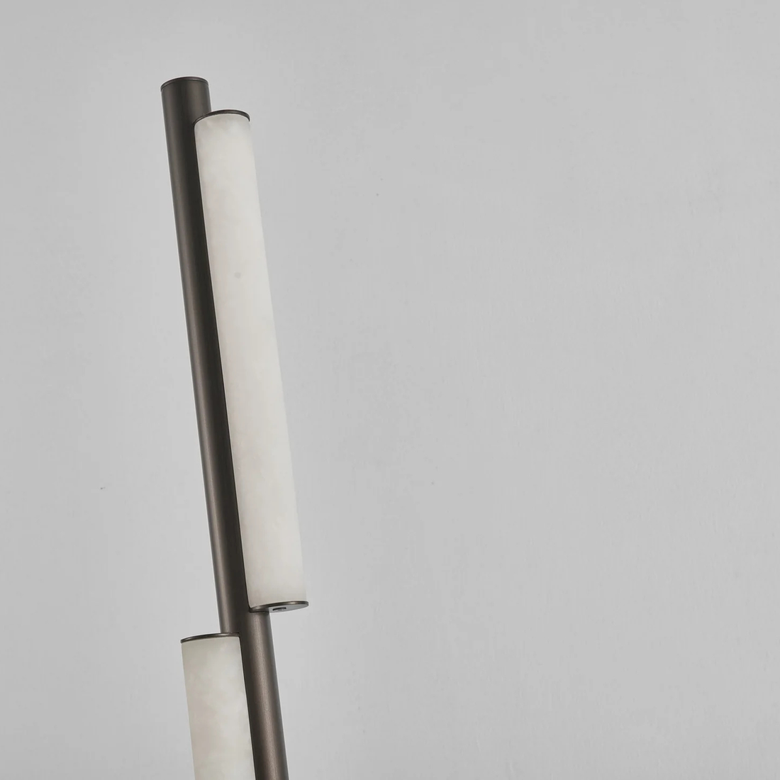 The Grand Collection Stehleuchte Viglia – Bronze-Finish | Alabaster Stehlampe The Grand Collection
