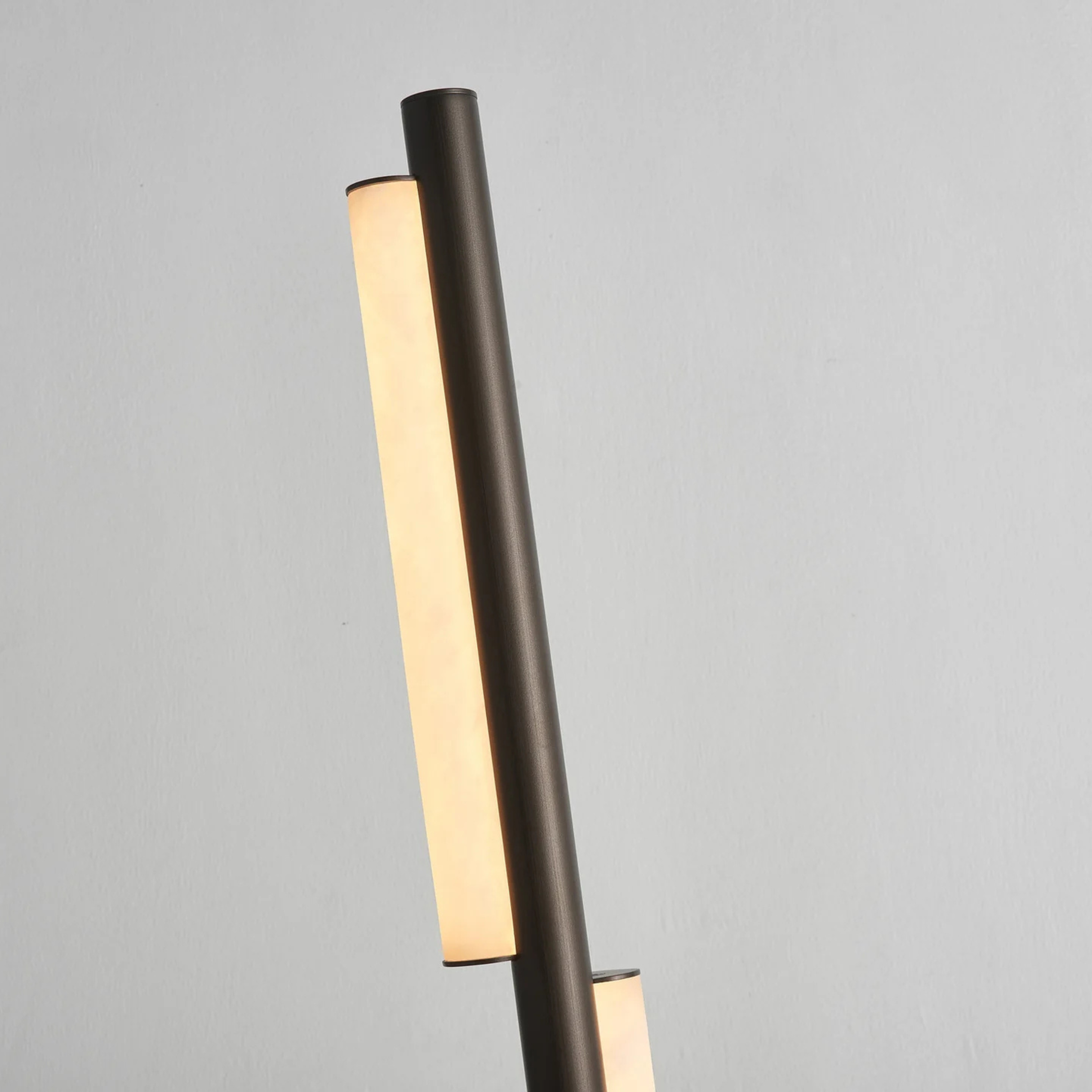 The Grand Collection Stehleuchte Viglia – Bronze-Finish | Alabaster Stehlampe The Grand Collection