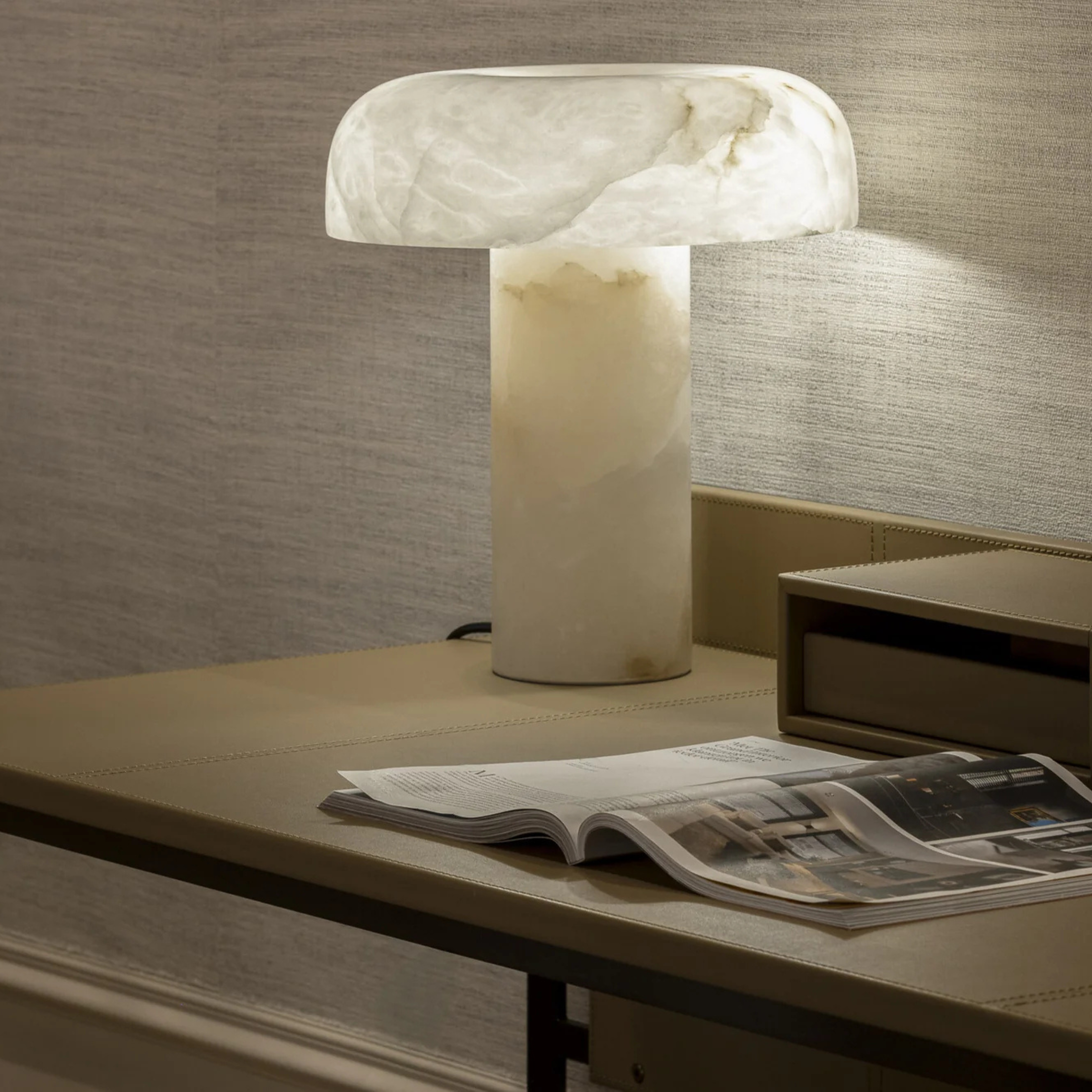 The Grand VOLTERRA Schreibtisch – Beige | Lederstruktur Schreibtisch The Grand Collection