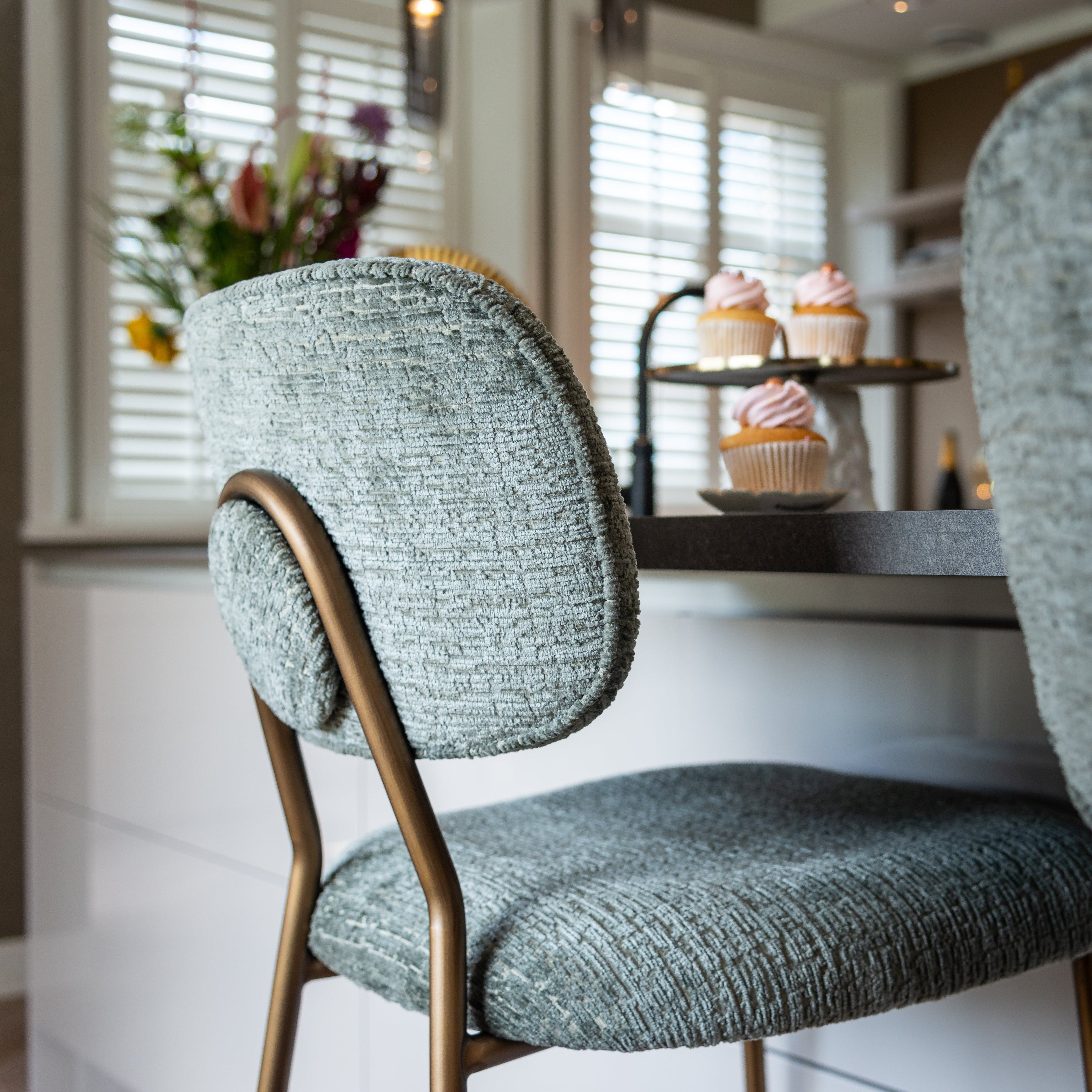 Richmond Interiors - 2er-Set Thekenhocker Xenia Thyme Fusion / Beine aus gebürstetem Gold (Fusion Thyme 206) Barhocker Richmond Interiors