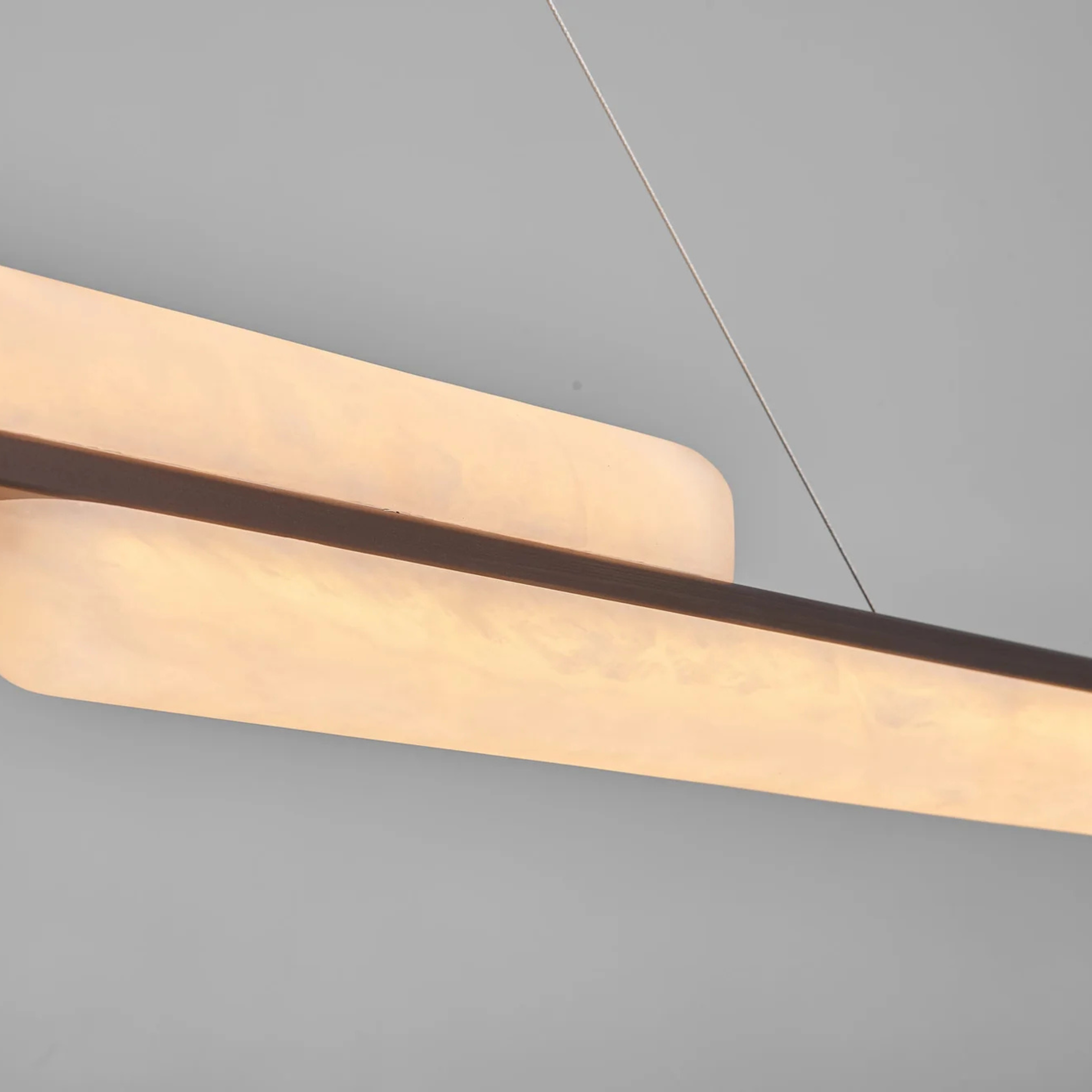 The Grand Collection Kronleuchter Loro – Bronze-Finish | Alabaster | Linear & Elegant Pendelleuchte The Grand Collection