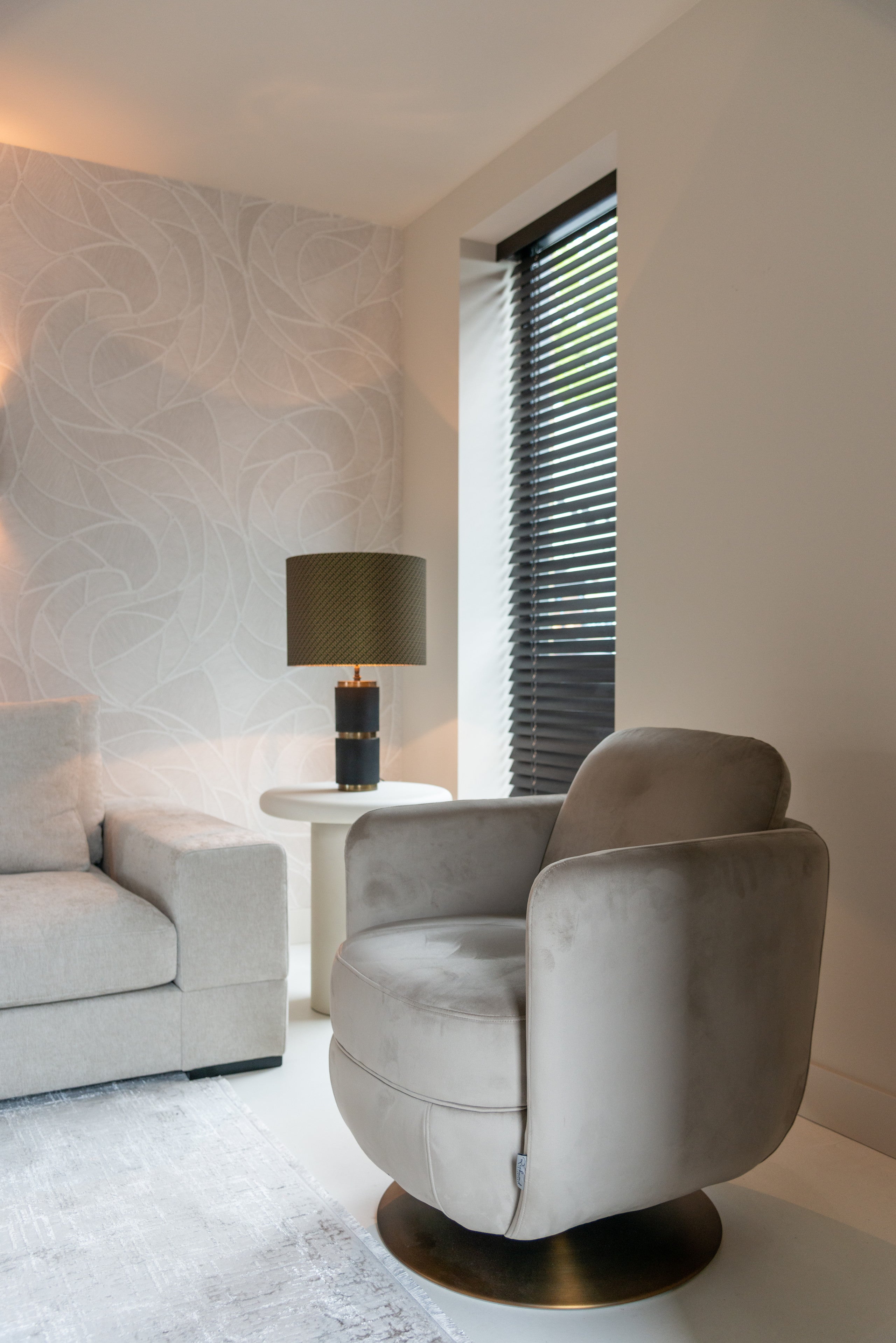 Richmond Interiors Lounge Stuhl Turner khaki velvet swivel fire retardant Lounge Stuhl Richmond Interiors