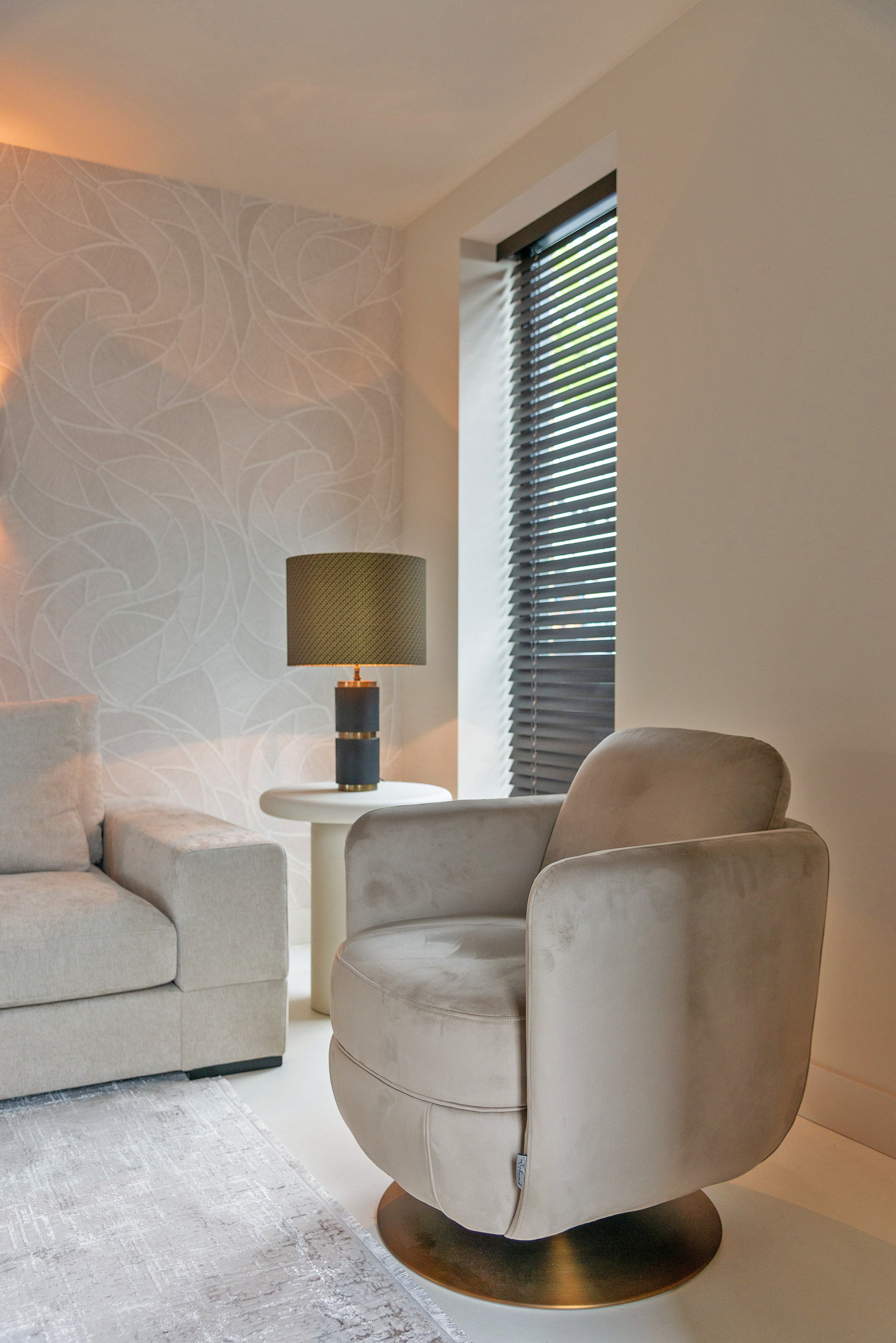 Richmond Interiors Lounge Stuhl Turner khaki velvet swivel fire retardant Lounge Stuhl Richmond Interiors