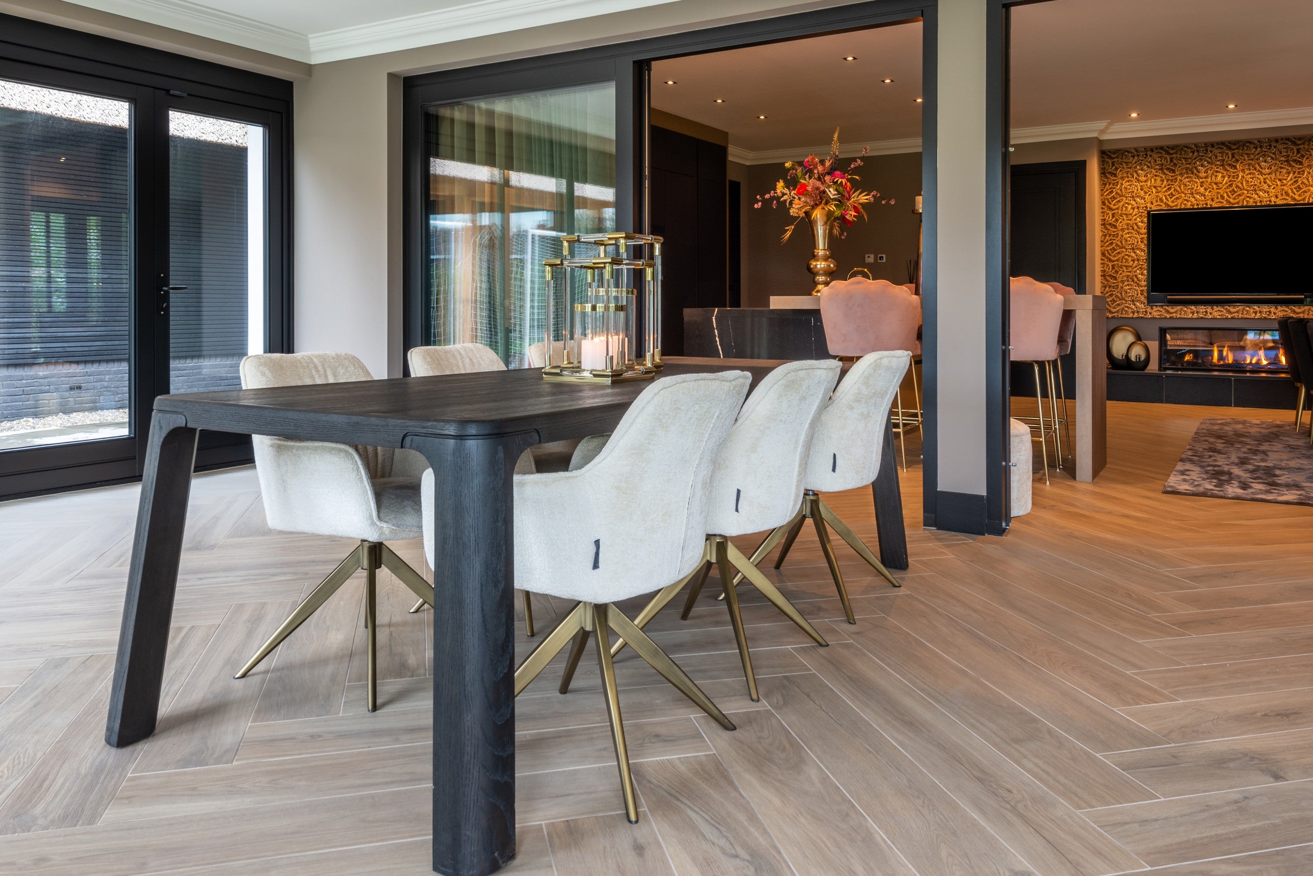 Richmond Interiors Esszimmerstuhl Aline white chenille swivel fire retardant Esszimmerstuhl Richmond Interiors