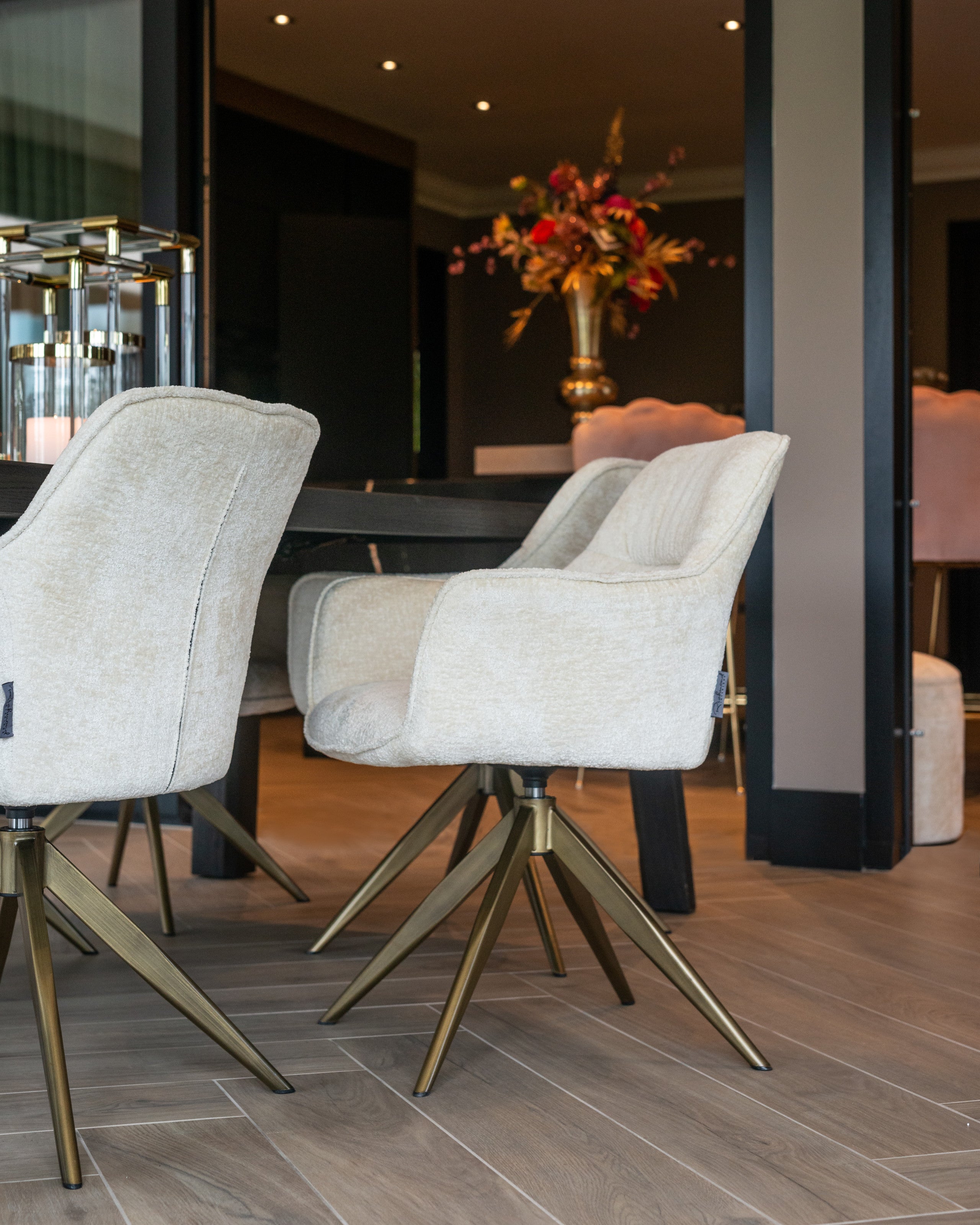 Richmond Interiors Esszimmerstuhl Aline white chenille swivel fire retardant Esszimmerstuhl Richmond Interiors