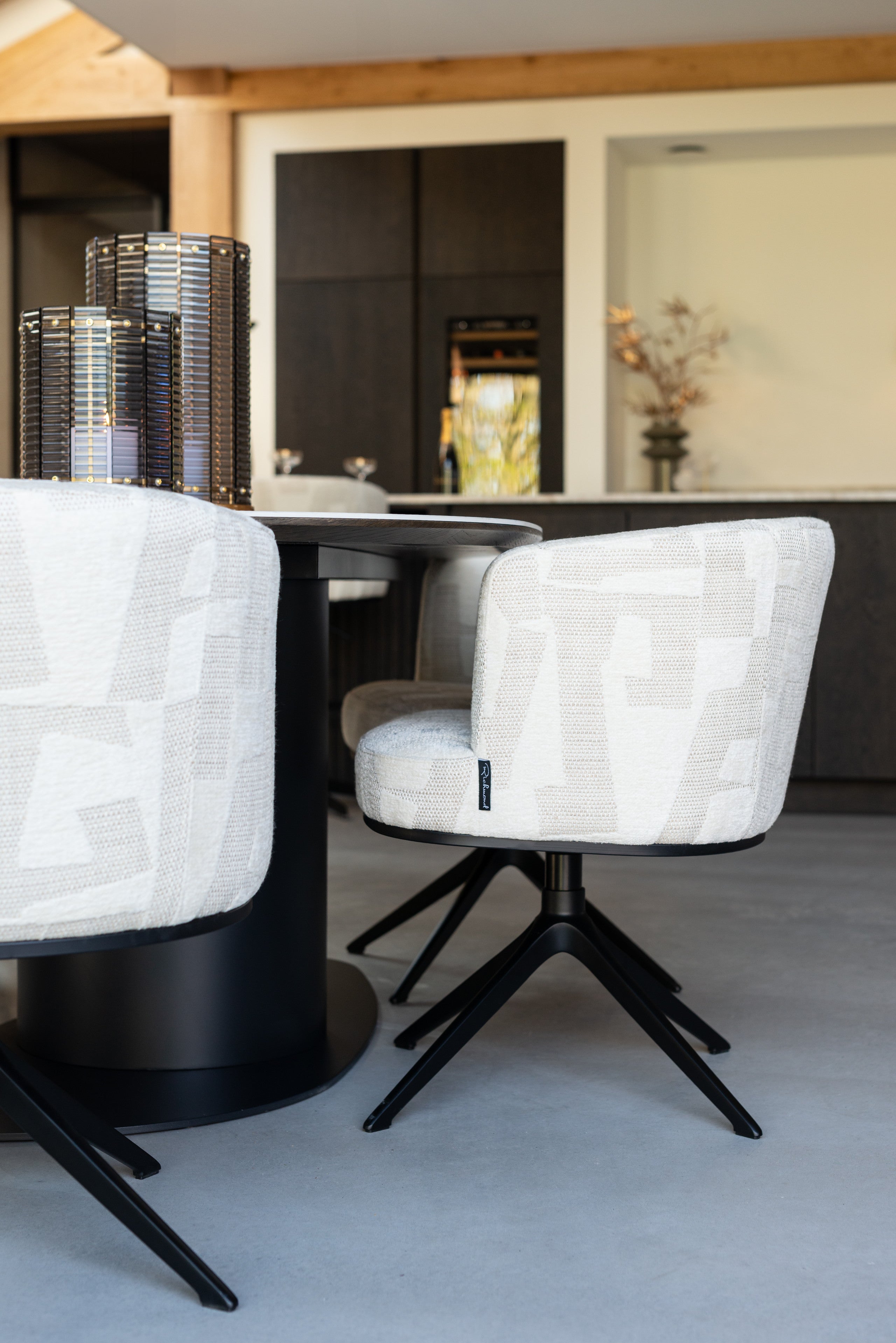 Richmond Interiors Esszimmerstuhl Cheyenne beige graffic swivel Esszimmerstuhl Richmond Interiors
