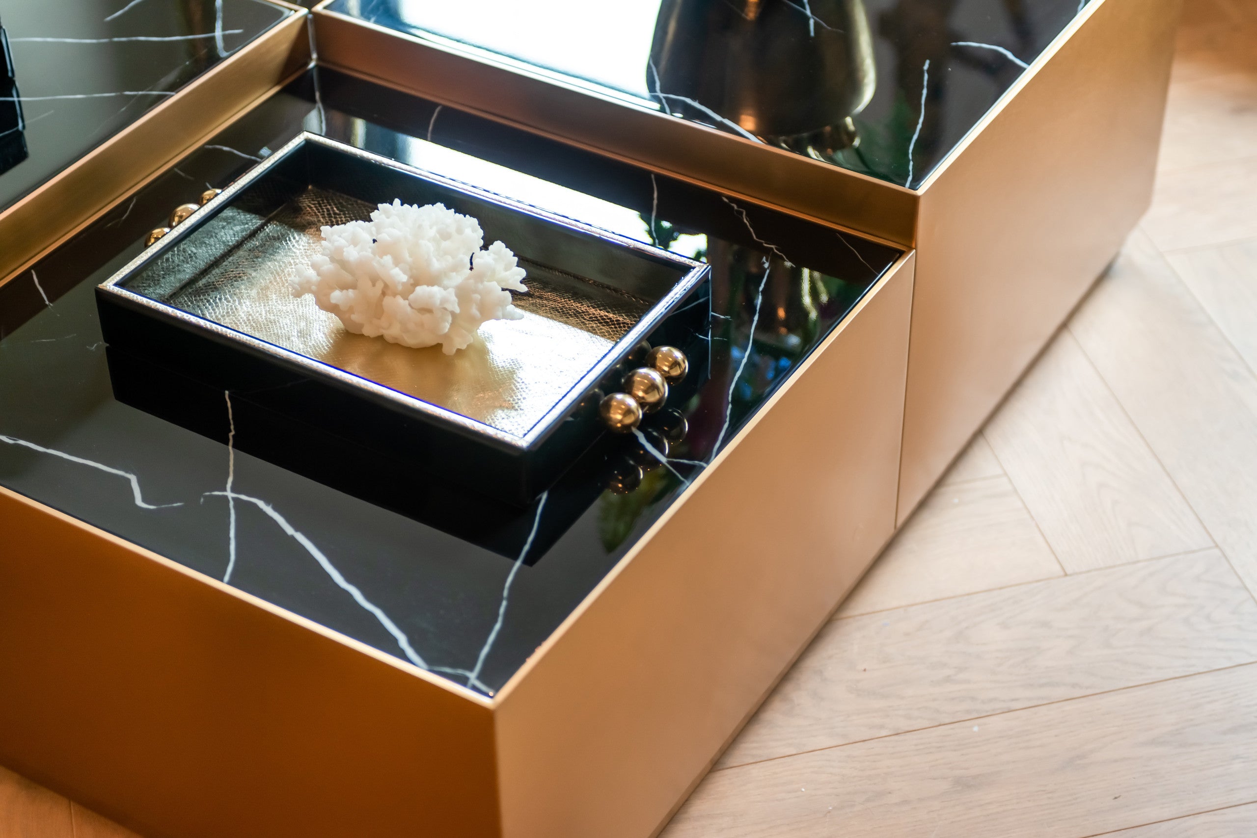 Richmond Interiors Tablett Liv black/gold Tablett Richmond Interiors