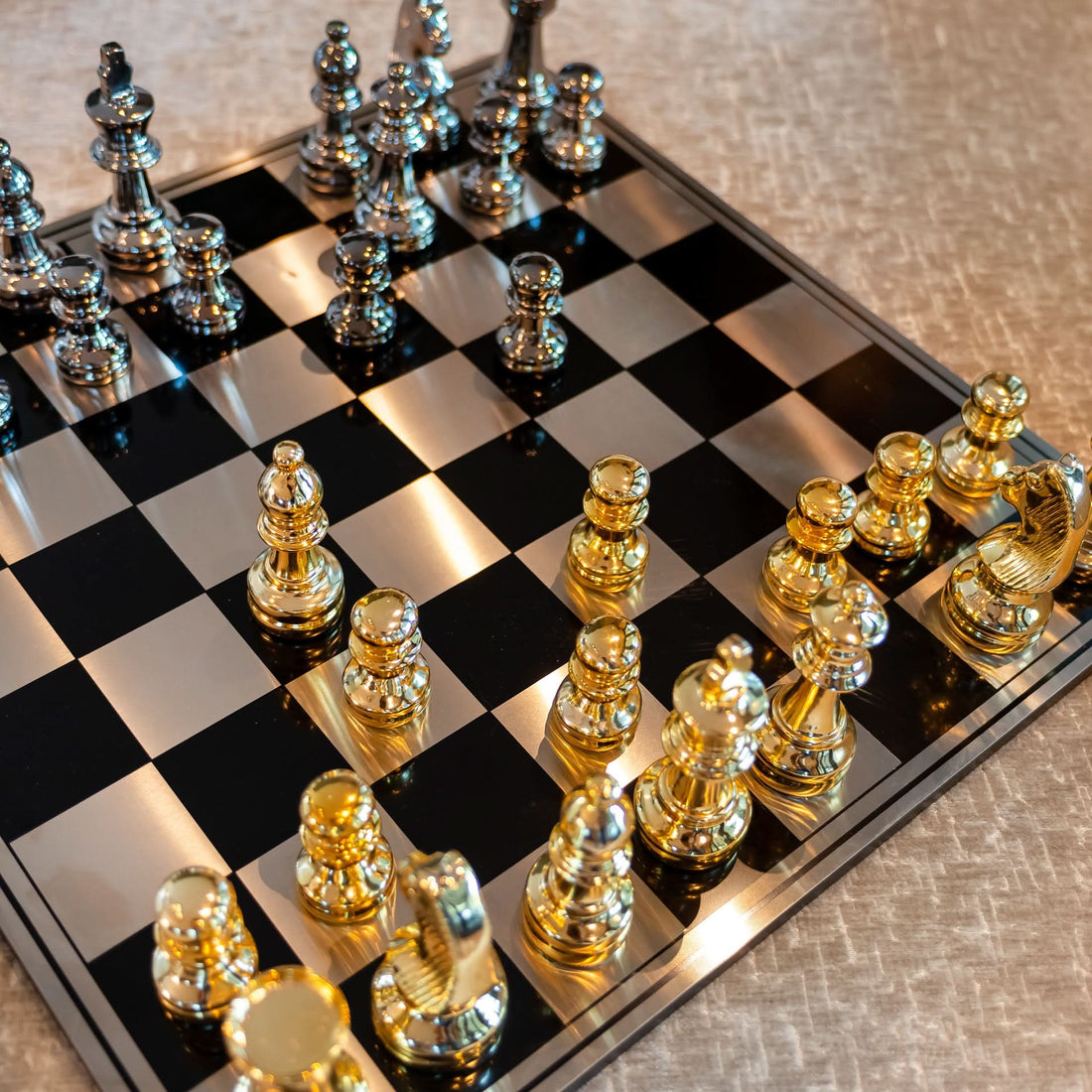 Richmond Interiors Dekoratives Schachspiel Saray Schwarz/Gold Deko-Schachbrett Richmond Interiors