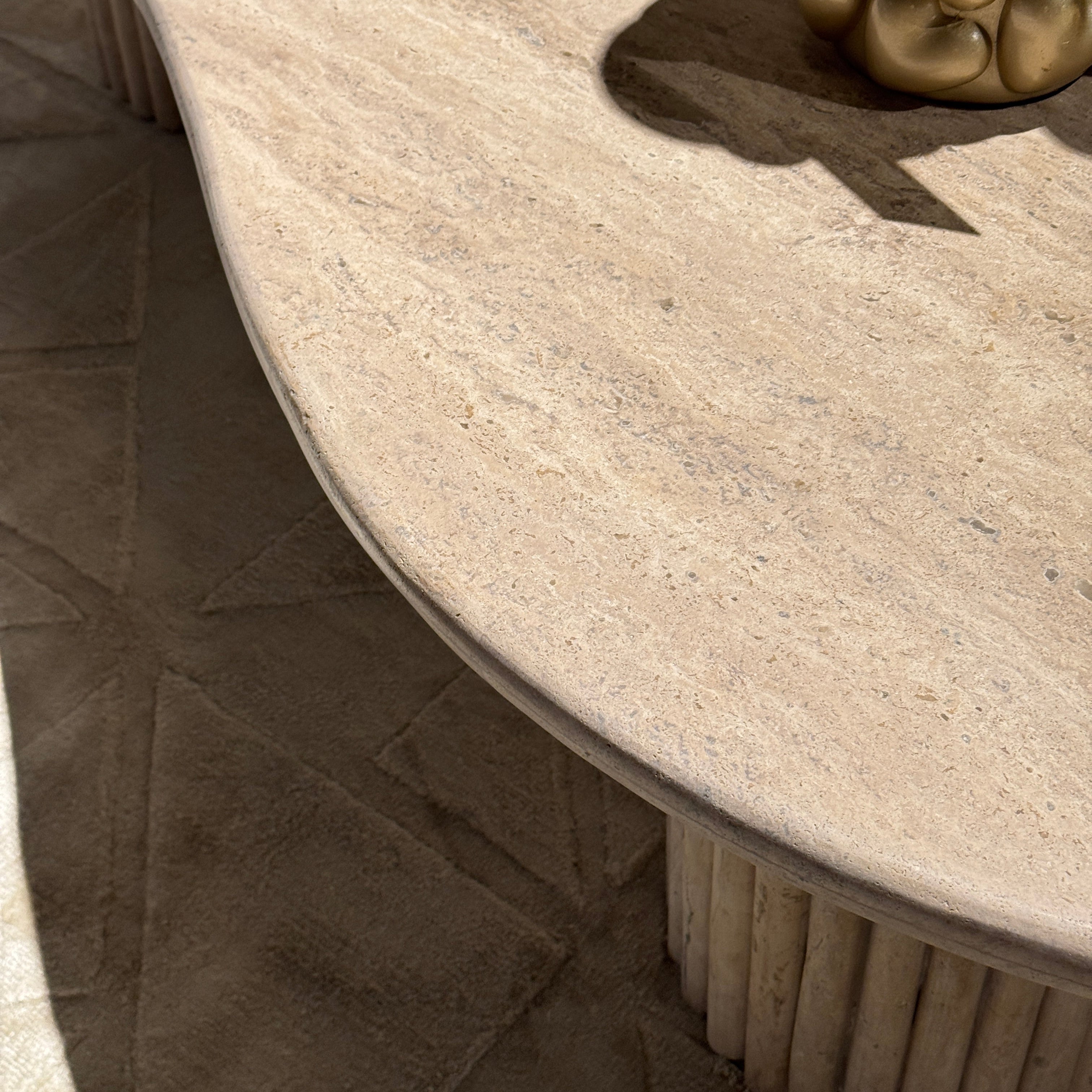 Richmond Interiors La Cantera Couchtisch organische Form Couchtisch asymmetrisch Richmond Interiors