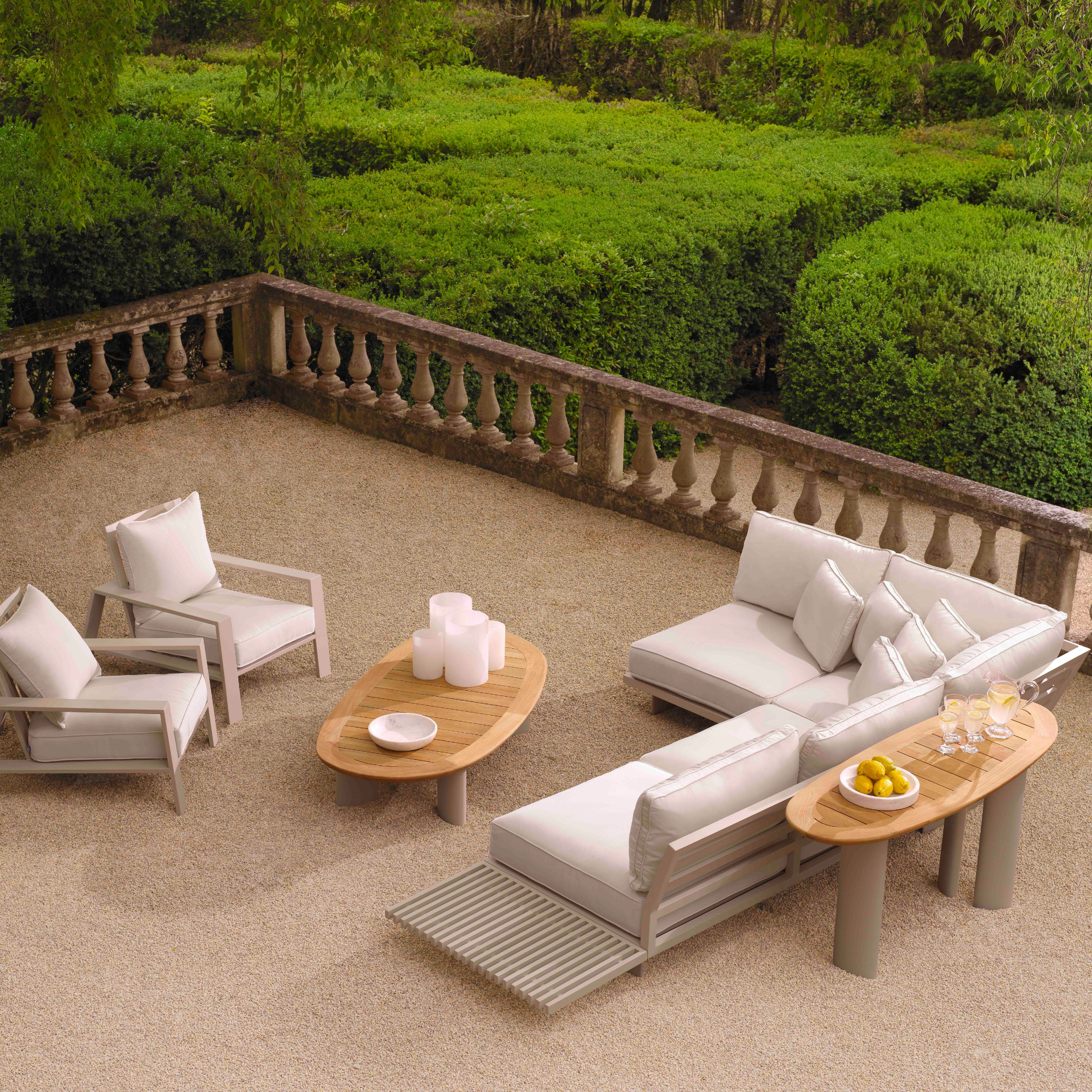 Eichholtz Outdoor Couchtisch Free Form – Teakholz Natur | Aluminiumgestell Sand-Finish | Freiform Outdoor Couchtisch oval Eichholtz