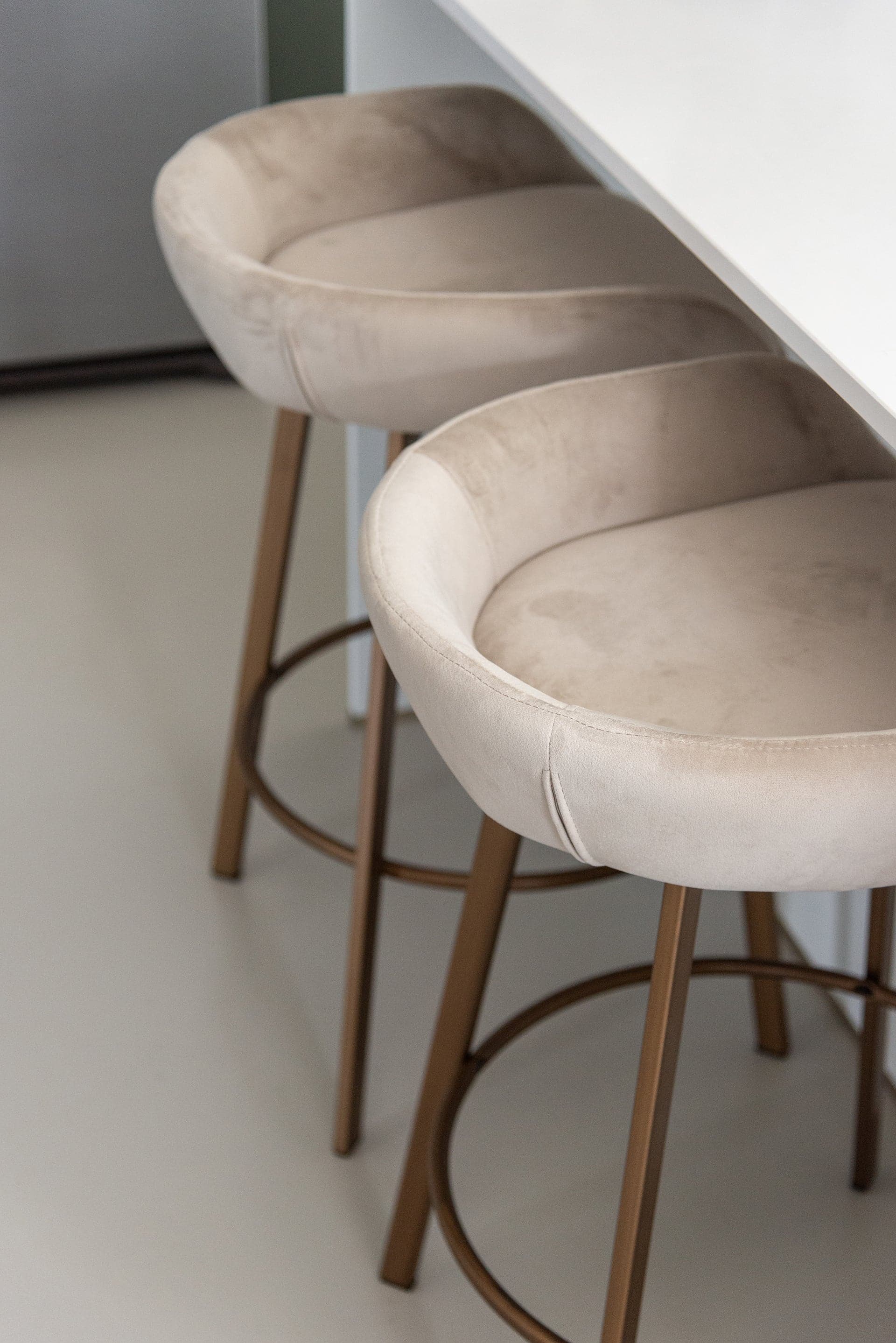 Richmond Interiors Barstuhl Cressida khaki velvet (2er-Set) Barhocker Richmond Interiors