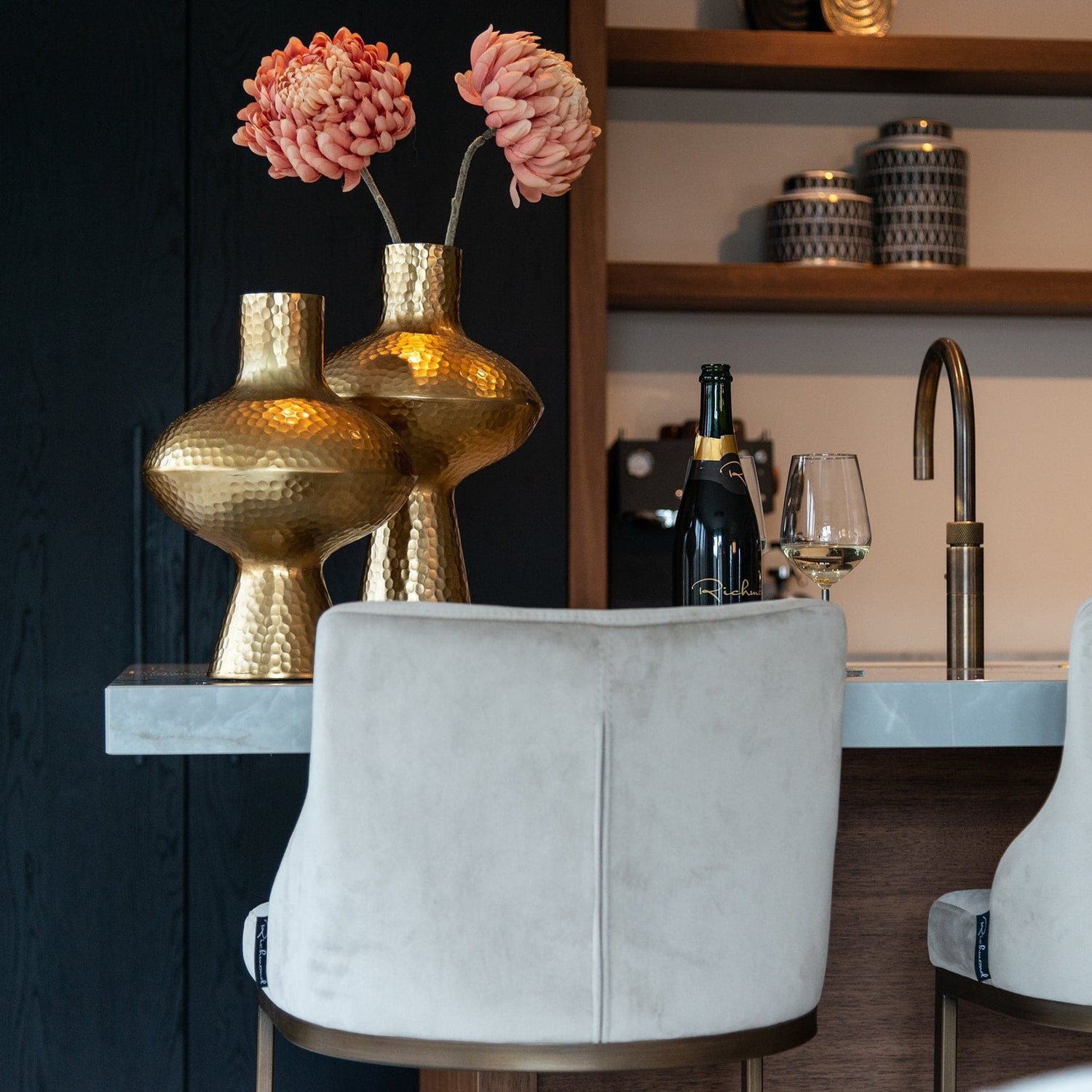 Richmond Interiors - 2er-Set Barhocker Bolton Khaki-Samt / gebürstetes Gold Barhocker Richmond Interiors