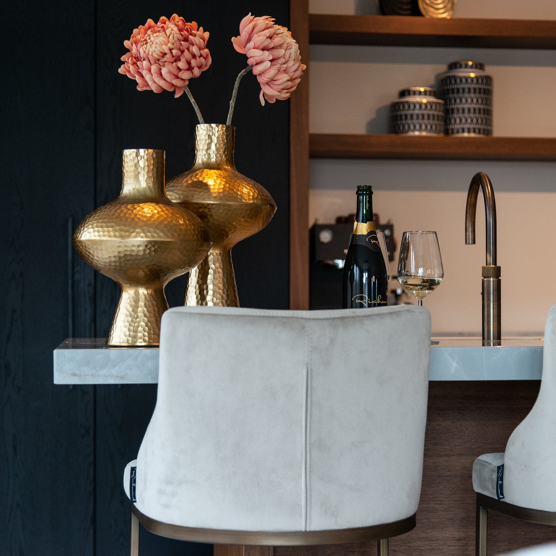 Richmond Interiors - 2er-Set Barhocker Bolton Khaki-Samt / gebürstetes Gold Barhocker Richmond Interiors
