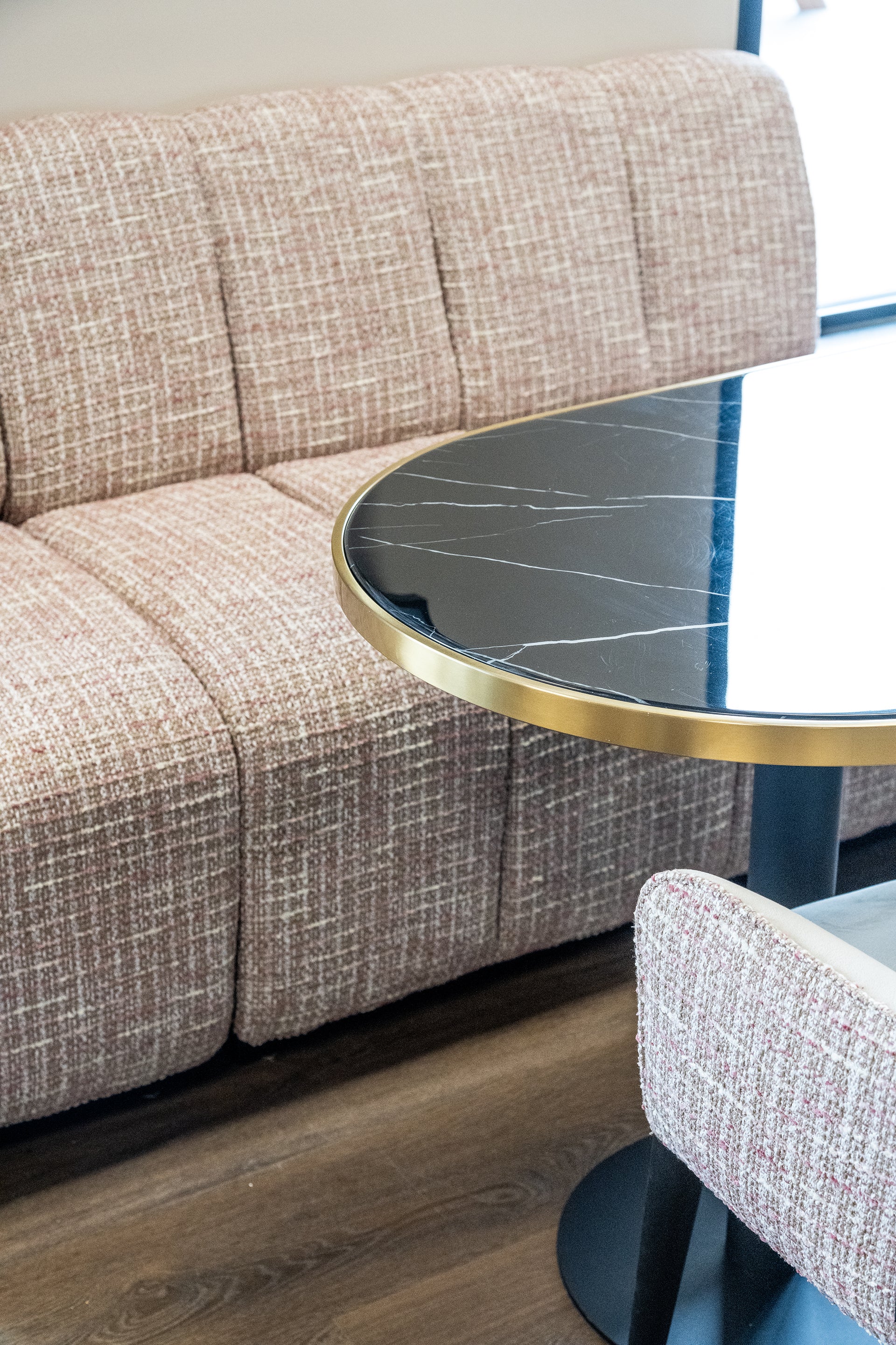 Richmond Interiors Sitzbank Hillpark customized round corner Sitzbank Richmond Interiors