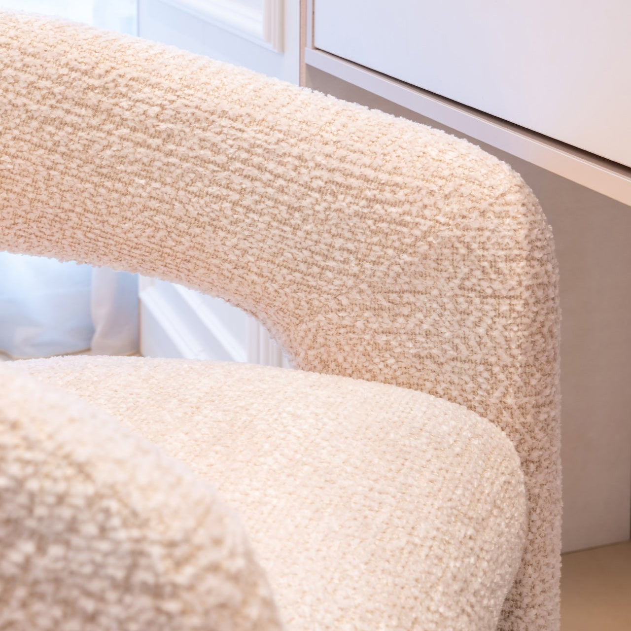 Richmond Interiors Stuhl Belle lovely cream Brandschutz (Be Lovely 11 Cream) Polstersessel Richmond Interiors