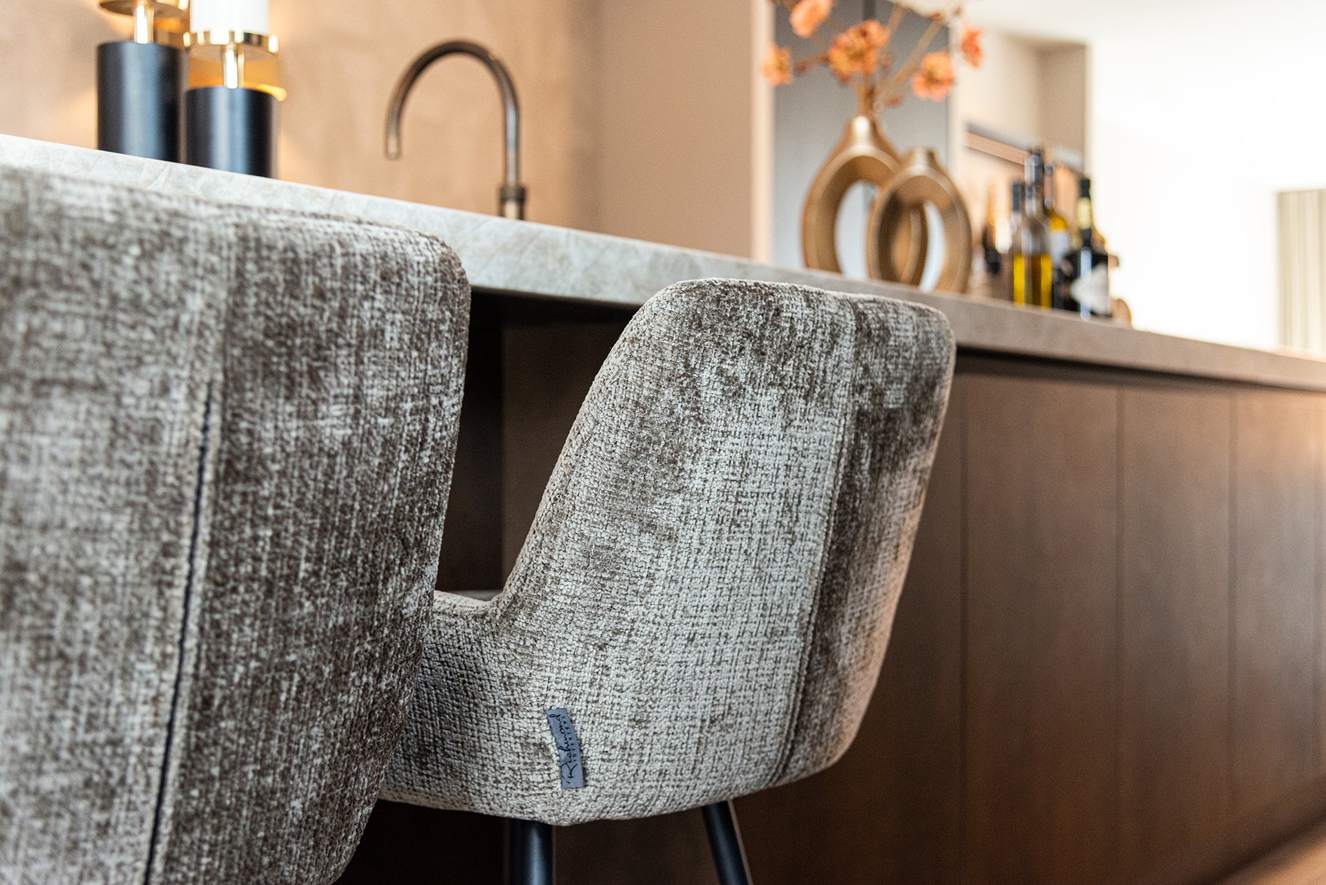 Richmond Interiors - 2er-Set Barhocker Linsey stone Chenille Barhocker Richmond Interiors