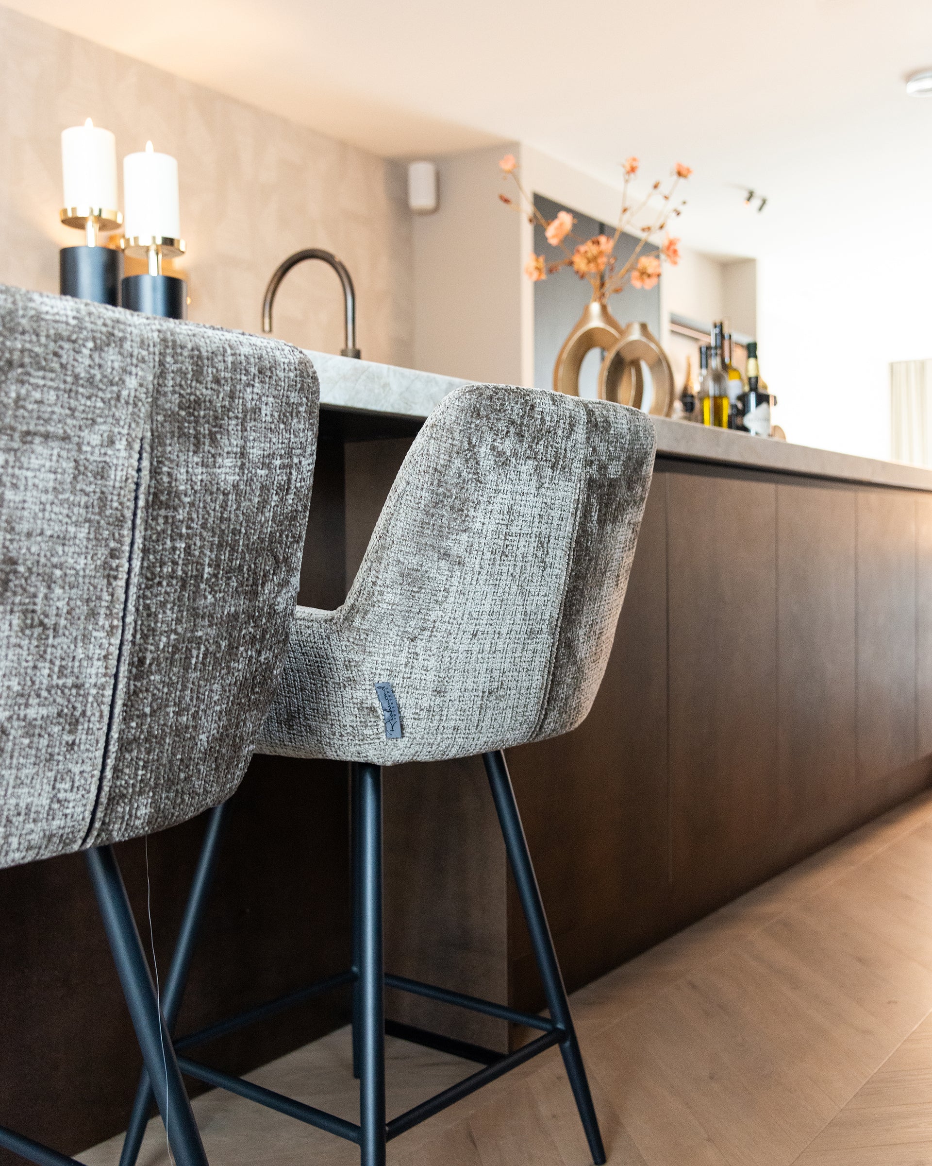 Richmond Interiors - 2er-Set Barhocker Linsey stone Chenille Barhocker Richmond Interiors