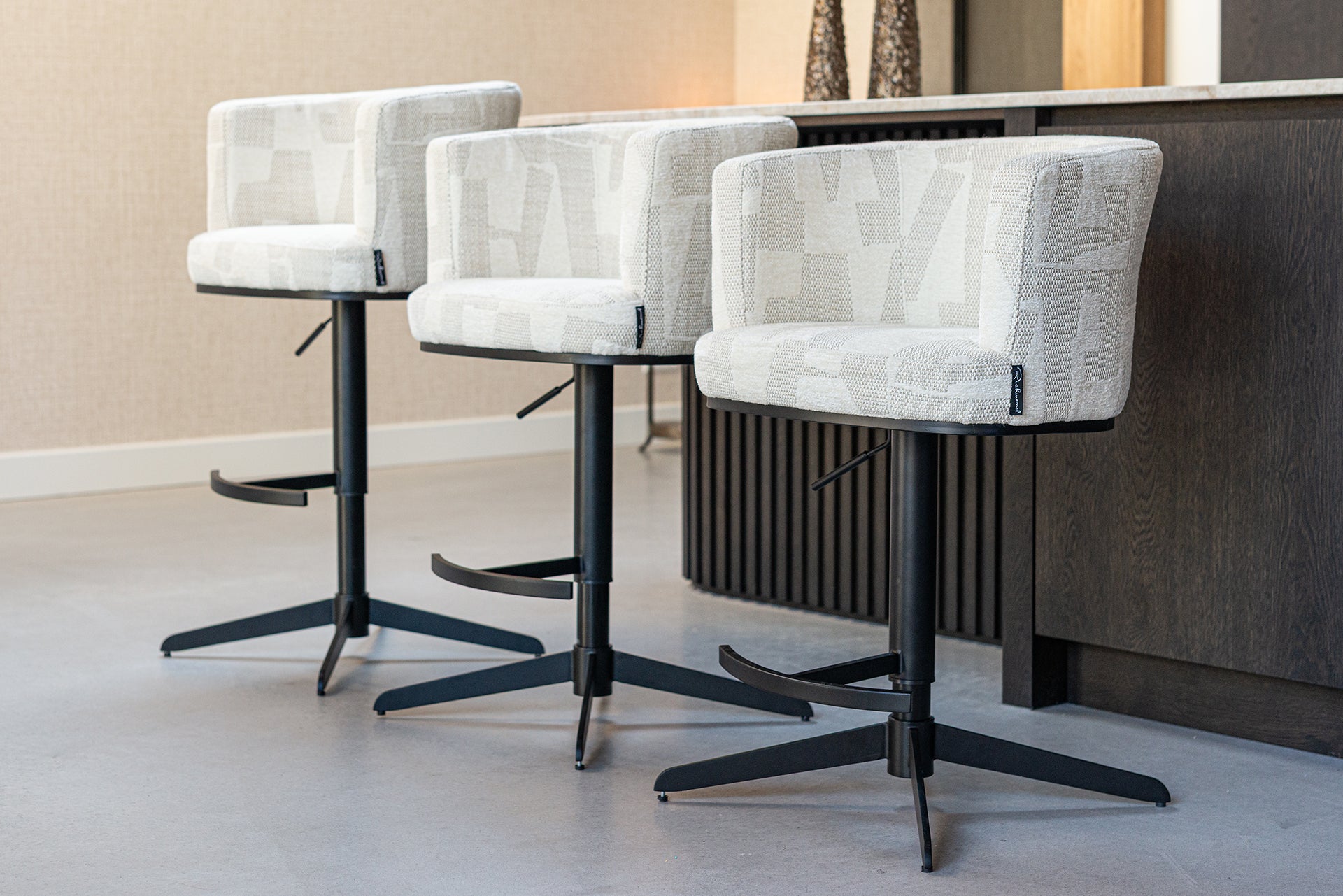 Richmond Interiors Bar-/Thekenstuhl Cheyenne beige graffic (Beige graffic) Barstuhl Richmond Interiors