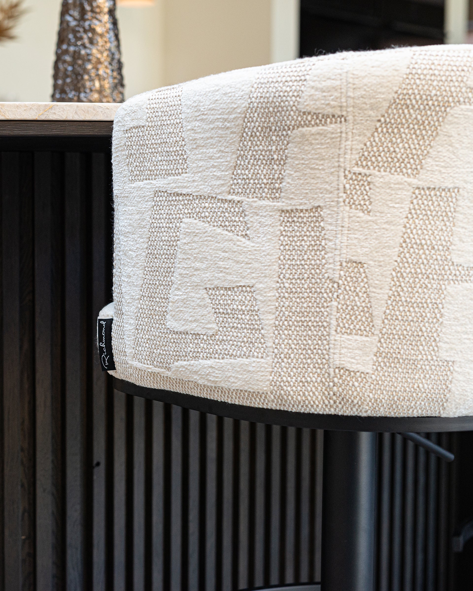Richmond Interiors Bar-/Thekenstuhl Cheyenne beige graffic (Beige graffic) Barstuhl Richmond Interiors