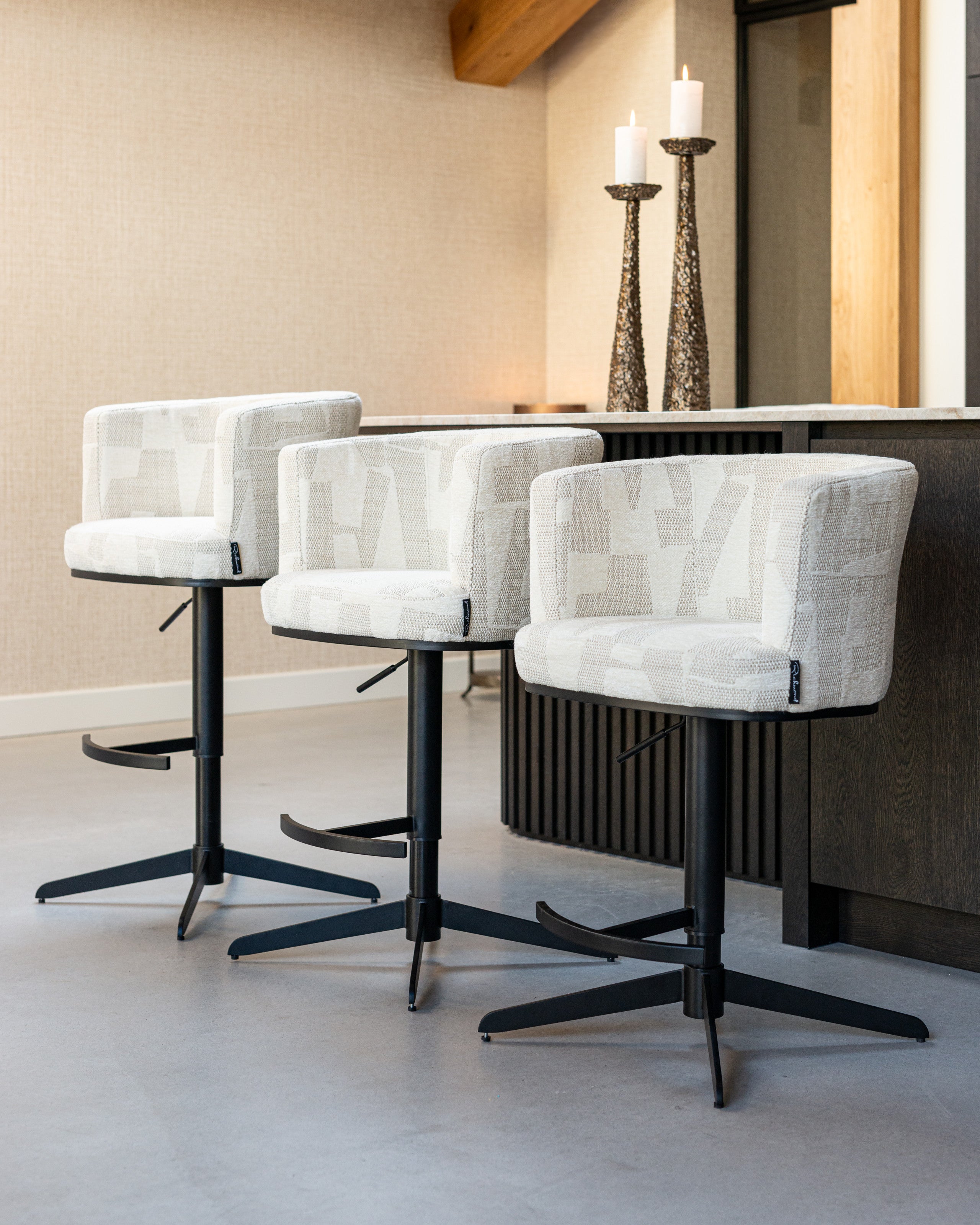 Richmond Interiors Barhocker Cheyenne beige graffic swivel Barhocker Richmond Interiors