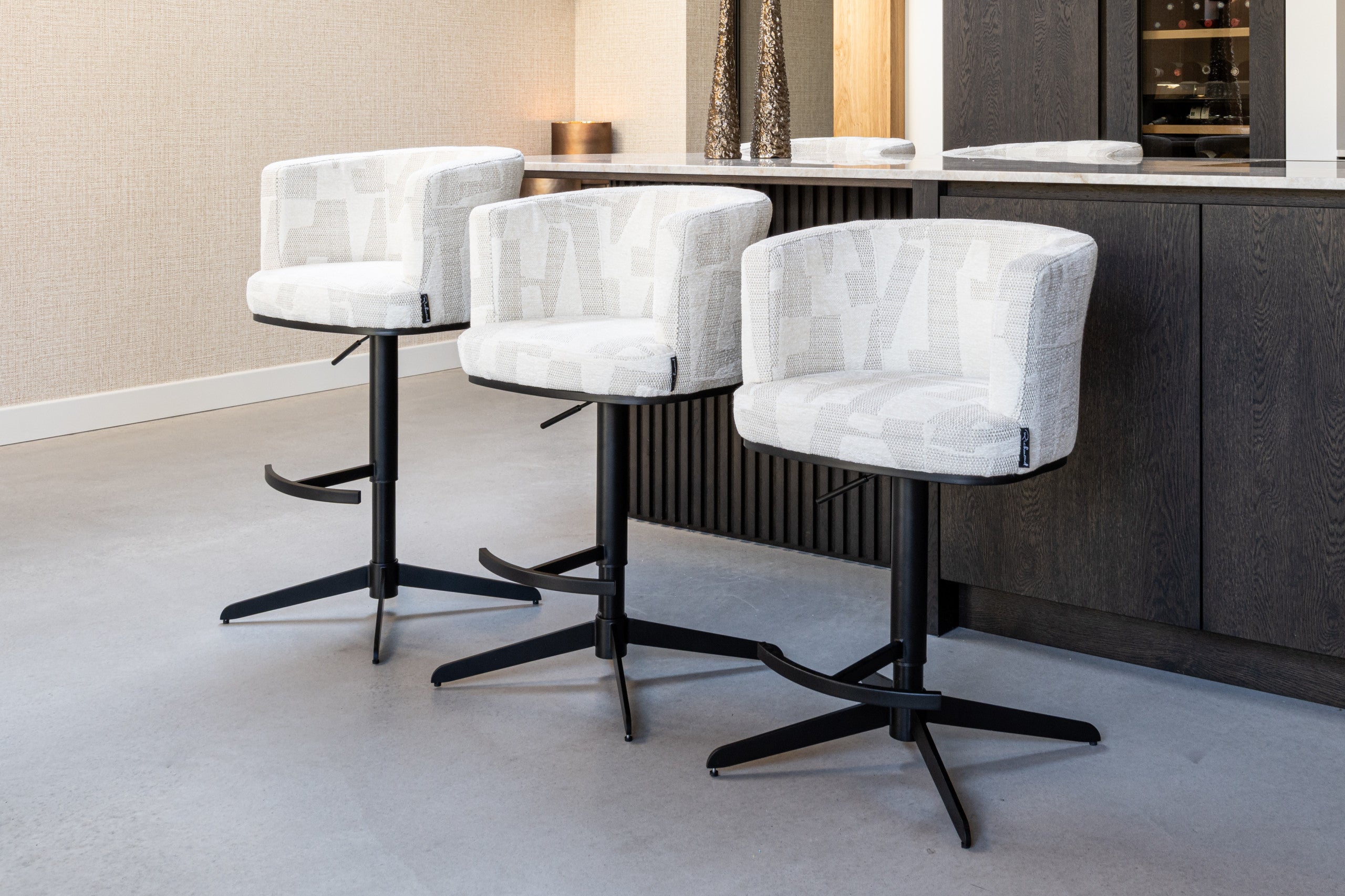 Richmond Interiors Barhocker Cheyenne beige graffic swivel Barhocker Richmond Interiors