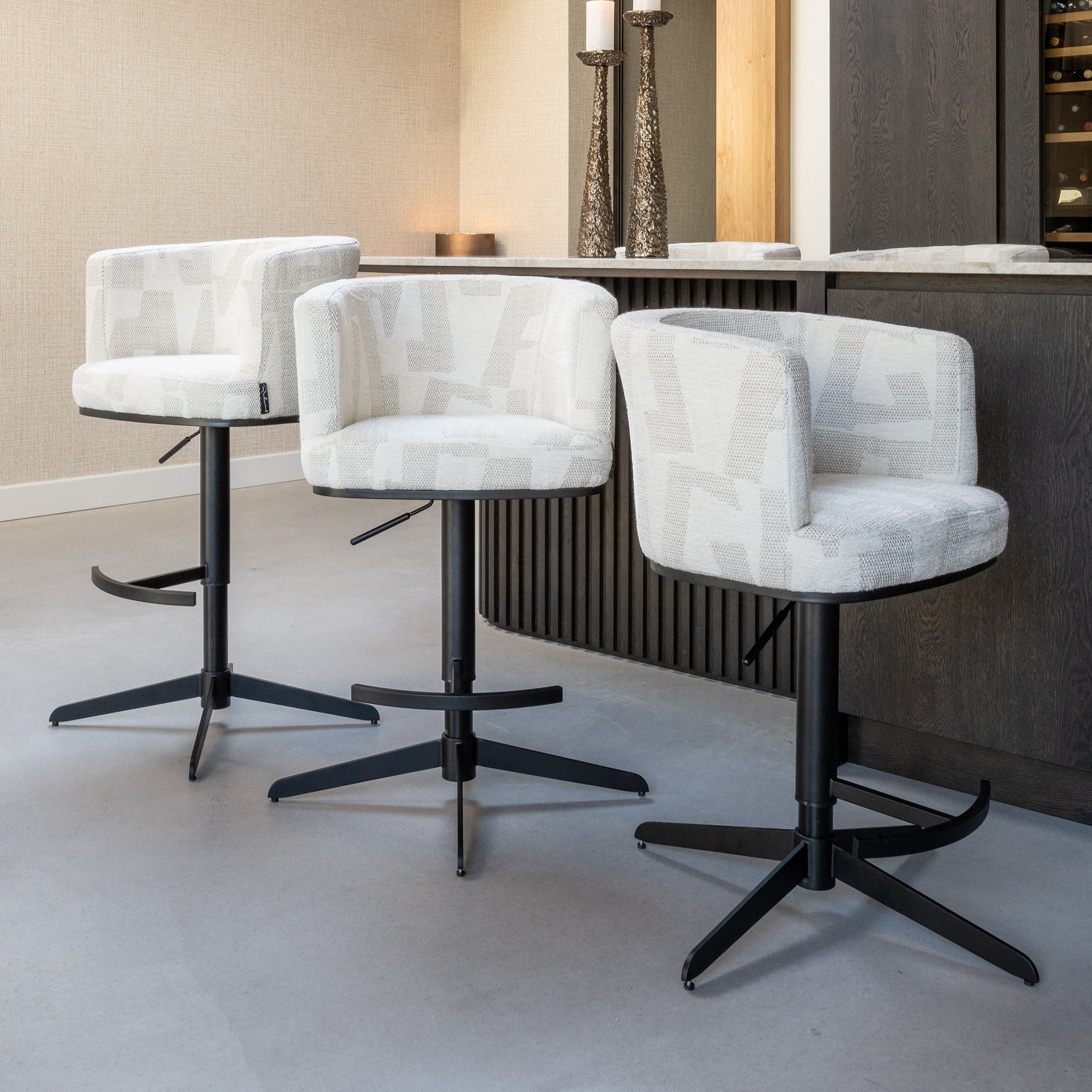 Richmond Interiors Bar-/Thekenstuhl Cheyenne beige graffic (Beige graffic) Barstuhl Richmond Interiors