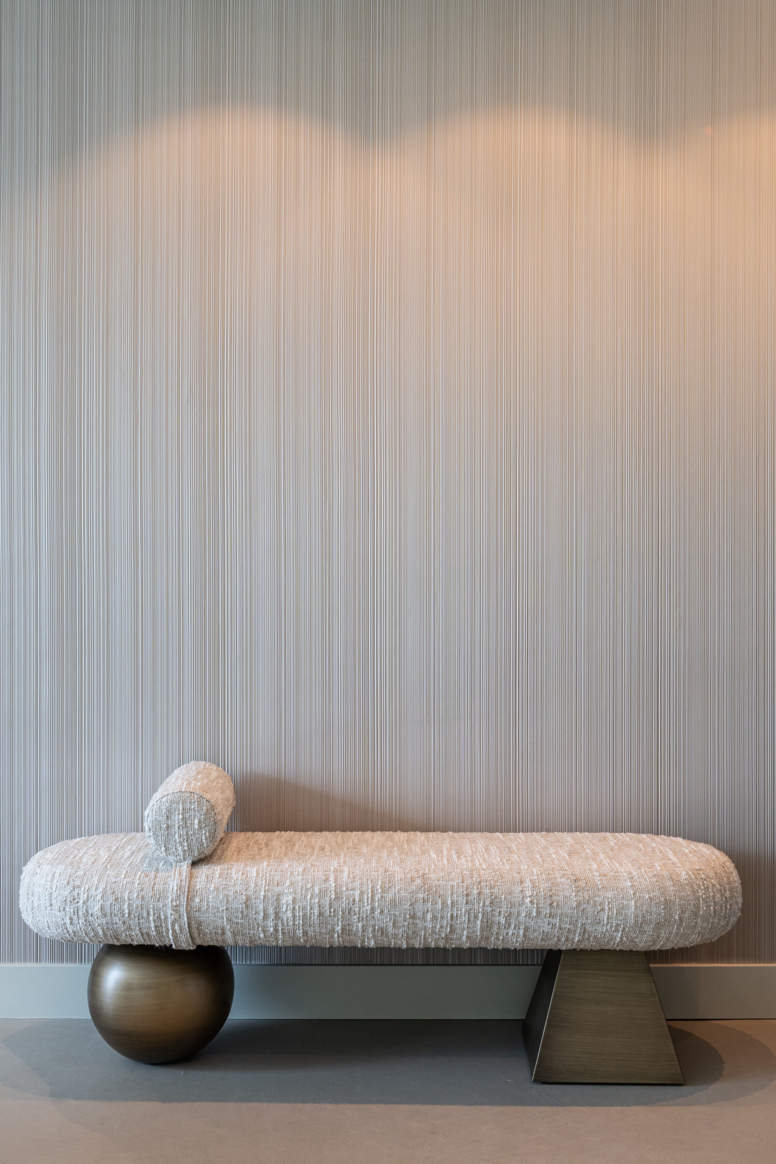 Richmond Interiors Bank Alexander Jones beige angora (Geneva) Bank Richmond Interiors