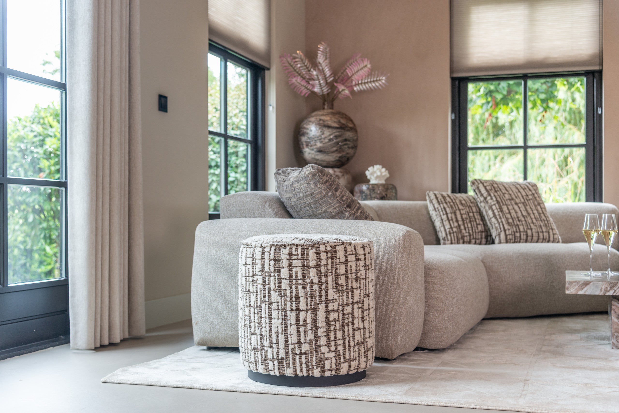 Richmond Interiors Hocker & Fußbank Lexie beige chevron 45Ø
