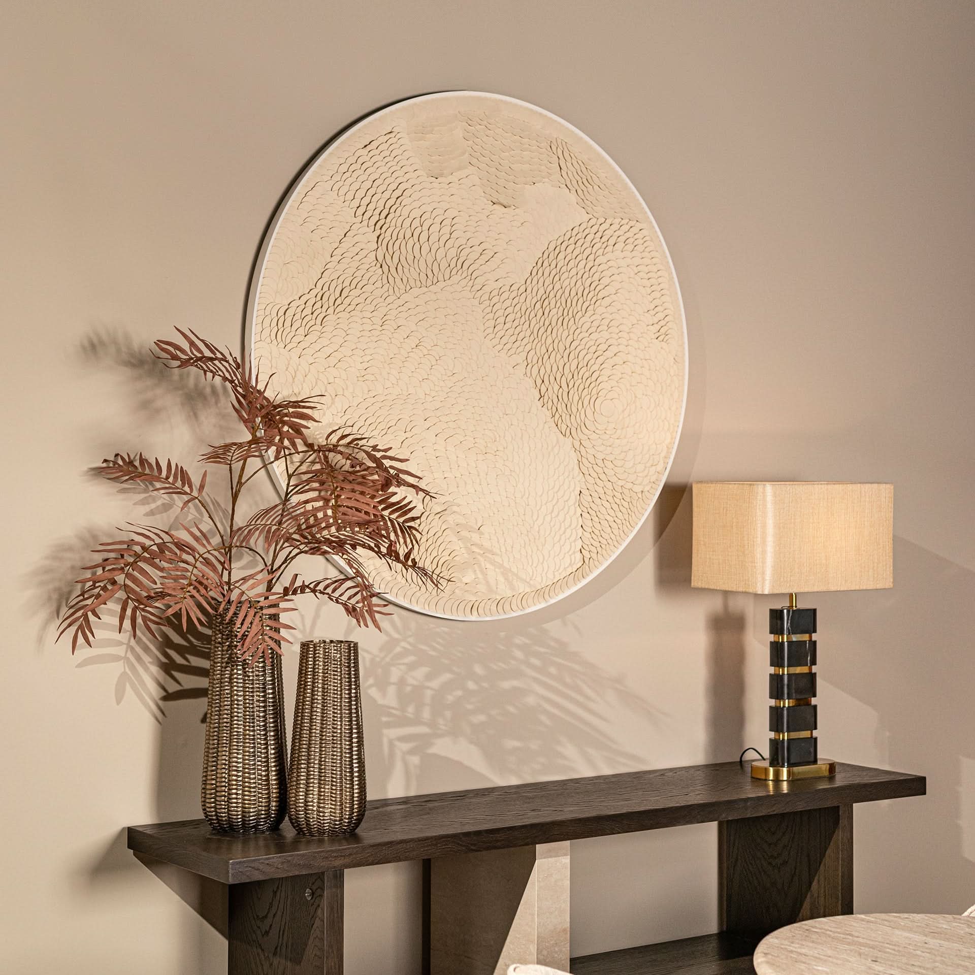 Richmond Interiors Wandkunst Flow – Rundes 3D-Kunstwerk in Weiß, Ø110 cm Wandobjekt Richmond Interiors