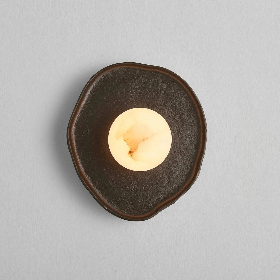 The Grand Collection Wandleuchte Jules – Aluminium | Alabaster | Bronze & Weiß Wandlampe The Grand Collection